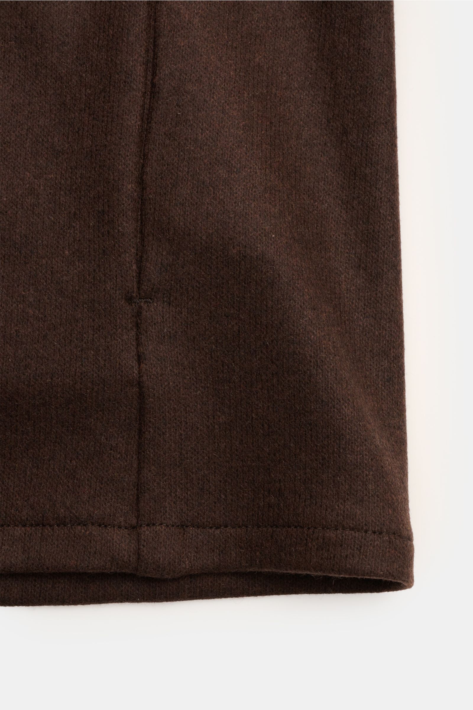 Nahaufnahme des weichen Windsor Cashmere Overshirt 'Osimo' dunkelbraun aus fein gewebtem Cashmere-Flanell, Detail des Saums, Slim Fit, unconstructed Design.