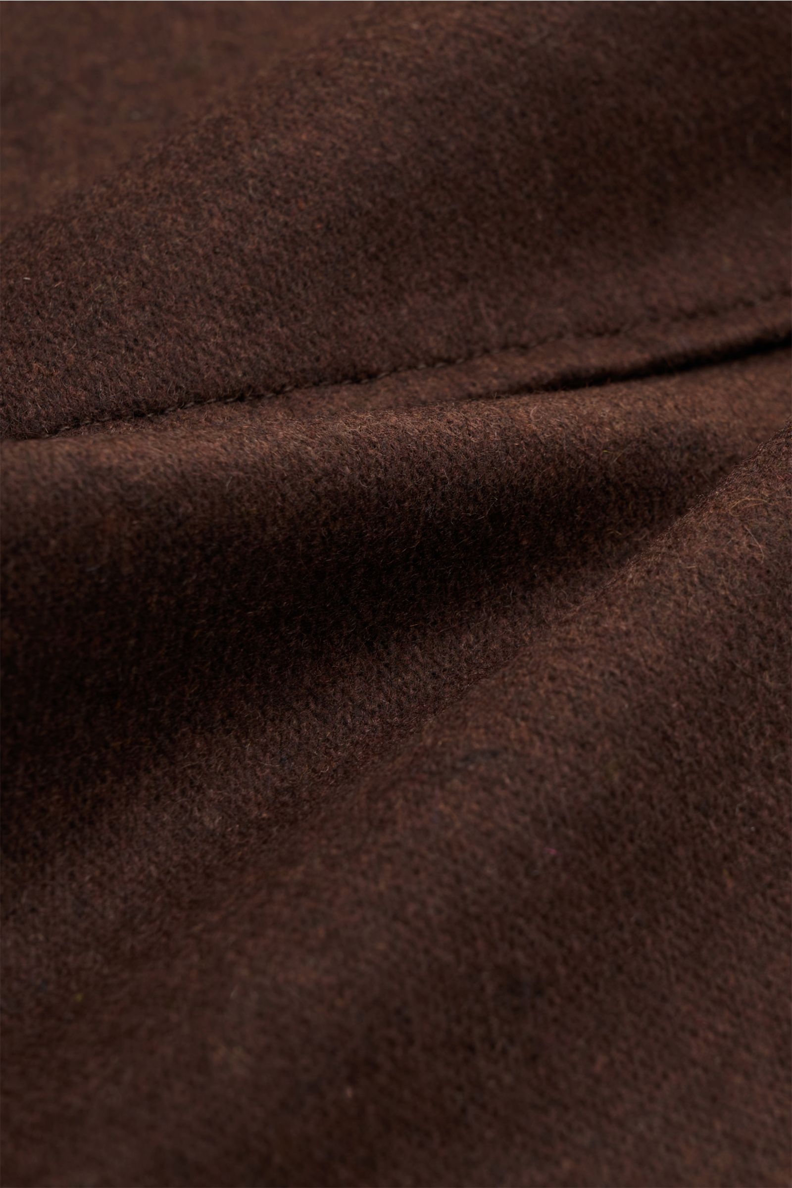 Windsor Cashmere Overshirt 'Osimo' dunkelbraun aus feinem Flanell mit Nahtdetail, weicher Griff, Nahaufnahme der Stoffstruktur.