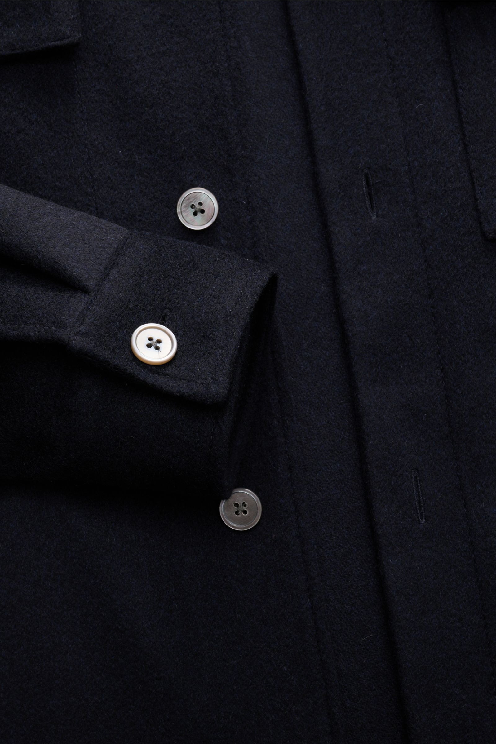Windsor Cashmere Overshirt 'Lavoro' navy, Detailansicht von Manschette und Perlmuttknöpfen, reiner Cashmere, weicher Griff, Regular Fit, Unconstructed Design.