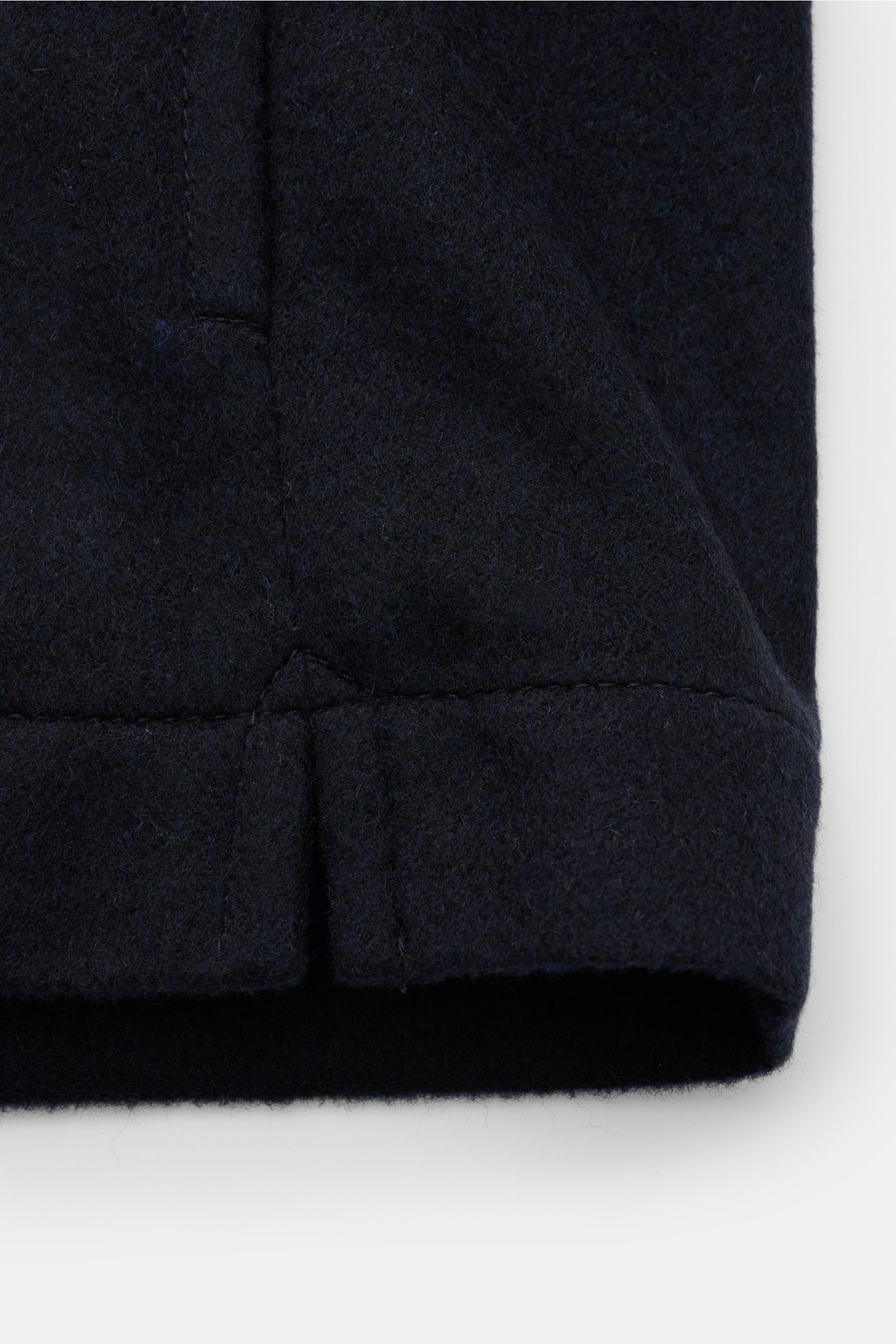 Windsor Cashmere Overshirt 'Lavoro' navy, Detailaufnahme des Saums mit kurzen Schlitzen und weichem, reinem Cashmere, von unten fotografiert.