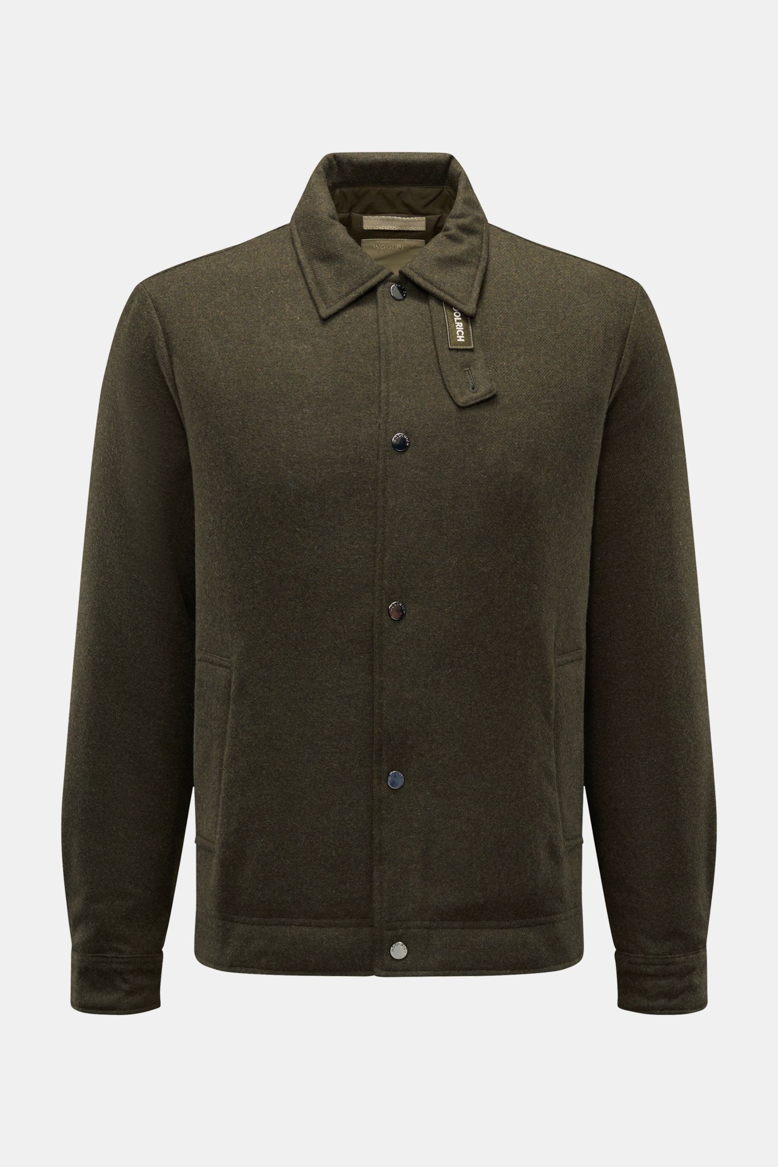 Woolrich Daunenjacke dark olive, Slim Fit, aus Wolle/Microfaser mit leichter Daunenfüllung, Druckknopfleiste, variabler Kragen, schräge Taschen, frontal fotografiert.