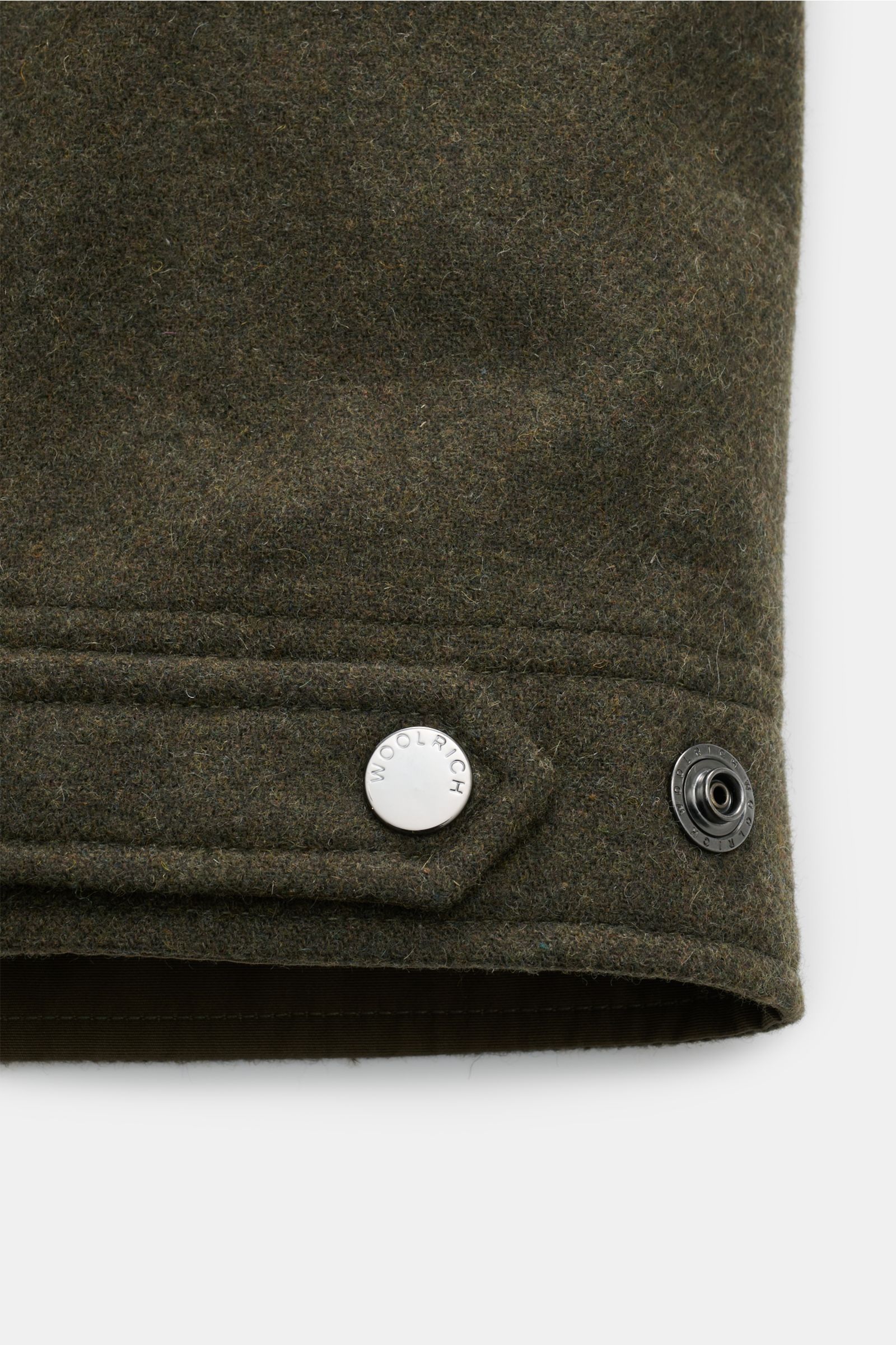 Woolrich Daunenjacke dark olive, Nahaufnahme des Ärmels mit Knopfverschluss, Woll-Microfaser-Mix, Slim Fit, leichte Daunenfüllung, variable Taillenweite.