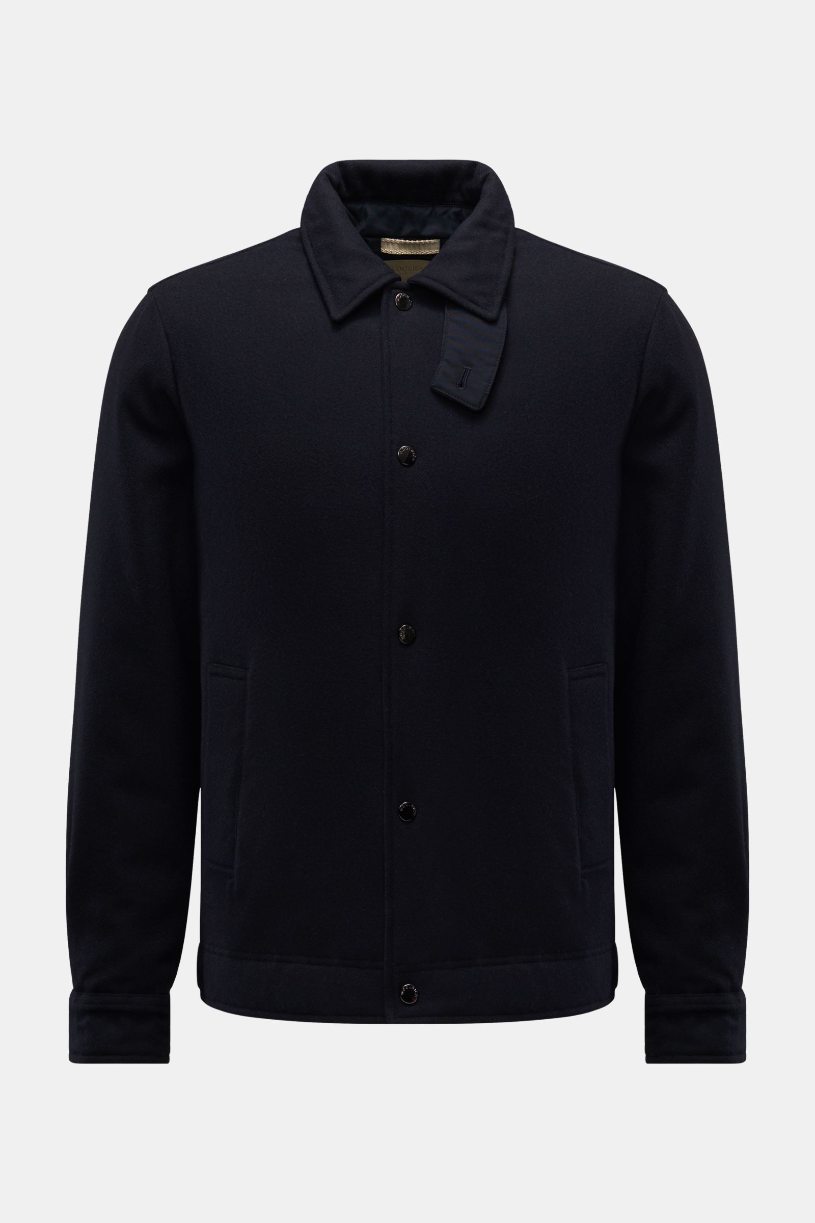 Front view of Woolrich Daunenjacke navy, made of Wolle und Microfaser with leichte Daunenfüllung, Slim Fit, Druckknopfleiste, variabler Kragen mit Knopfriegel, schräge Leistentaschen, Ärmelabschlüsse mit Knopf, regulierbare Taillenweite, gesteppter, glatt