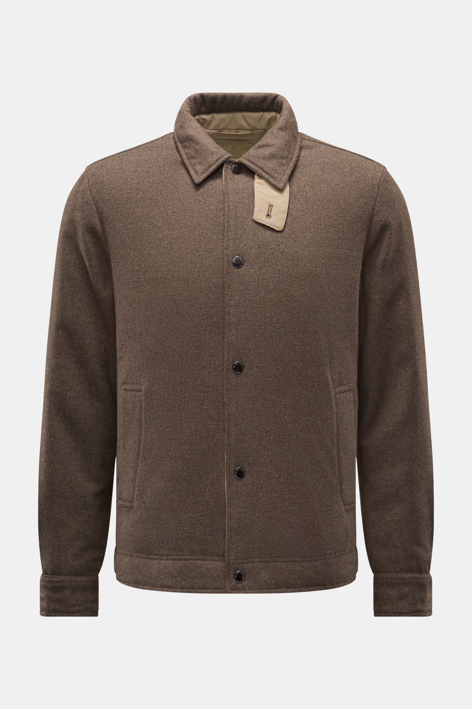 Frontale Nahaufnahme der Woolrich Daunenjacke taupe aus Wolle und Microfaser, Slim Fit, mit leichter Daunenfüllung, Druckknopfleiste, variablem Kragen mit Knopfriegel, schrägen Leistentaschen, Ärmeln mit Knopf, regulierbarer Taillenweite, gestepptem glatt