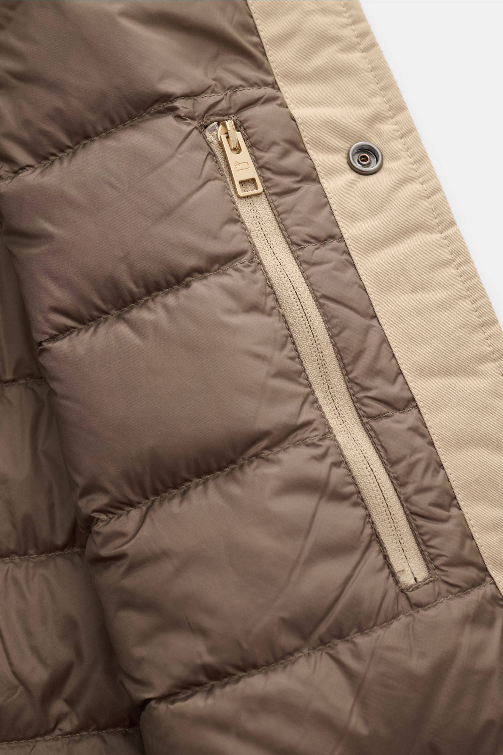 Innenansicht der Woolrich Daunenjacke taupe mit leichter Daunenfüllung, gestepptem Futter, Innentasche mit Reißverschluss, Slim Fit, Druckknopfleiste, variabler Kragen, schräge Leistentaschen, Ärmel mit Knopf und regulierbarer Taillenweite aus Wolle und M