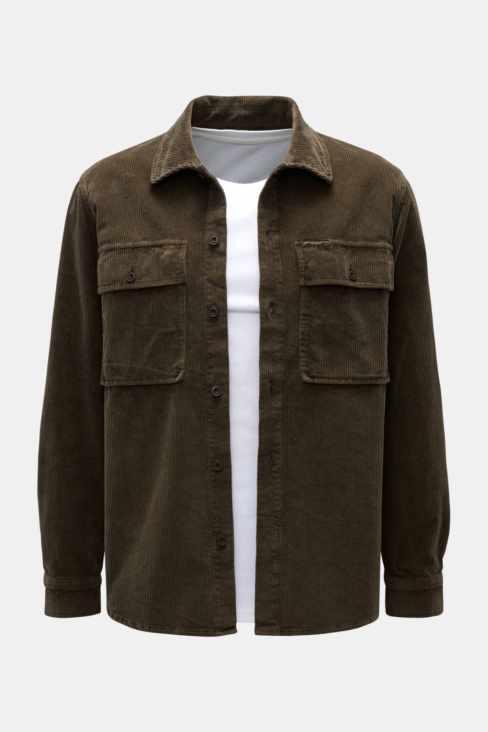 Frontansicht des Closed Cord-Overshirt khaki aus weichem, leicht elastischem Baumwoll-Cord mit Kent-Kragen, Brusttaschen und klassischer Manschette.