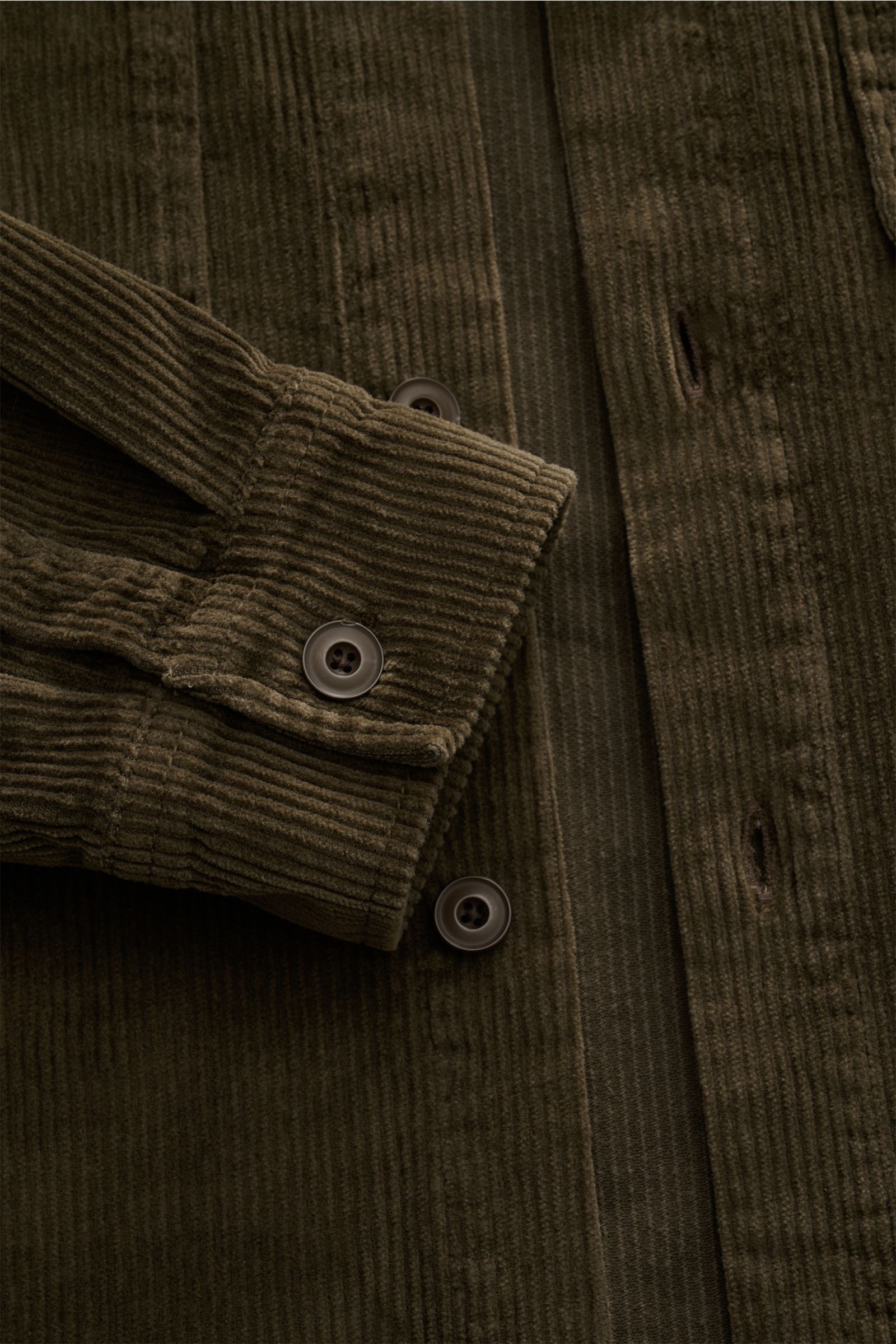 Geschlossenes Detailfoto des Closed Cord-Overshirt khaki in Slim Fit aus weichem, leicht elastischem Baumwoll-Cord mit Kent-Kragen.