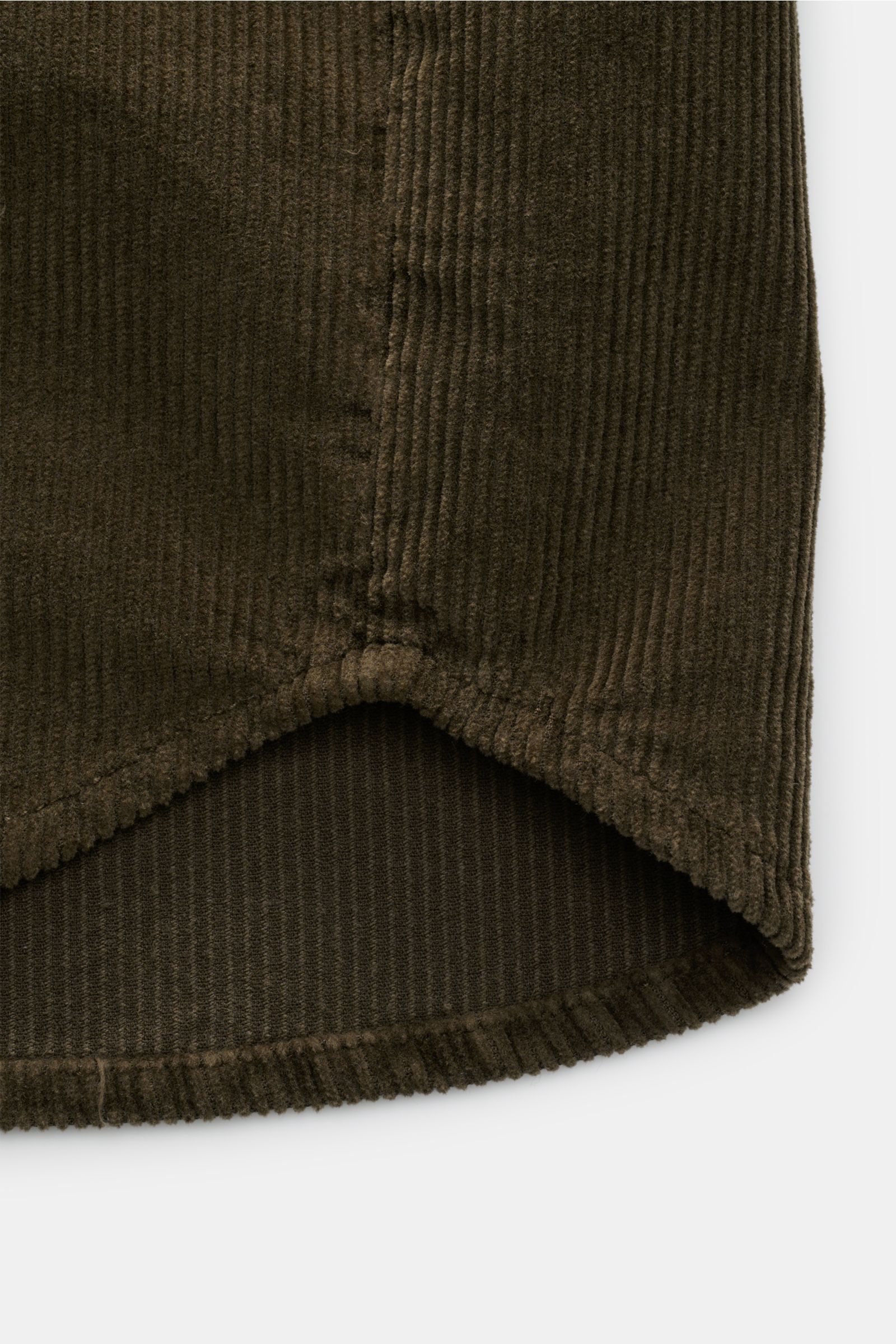 Closed Cord-Overshirt khaki Detailaufnahme des gerundeten Saumverlaufs aus weichem, leicht elastischem Baumwoll-Cord mit feiner Rippenstruktur.