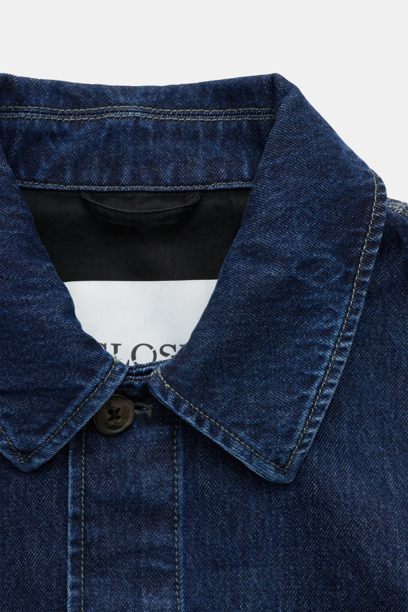 Close-up front view of the collar and top button of the Closed Denim-Overshirt 'Atelier Jacket' dunkelblau in deep indigo cotton with regular fit, five-button placket, and sturdy texture. Tiefes Indigo und eine kastige, etwas längere Silhouette als bei de