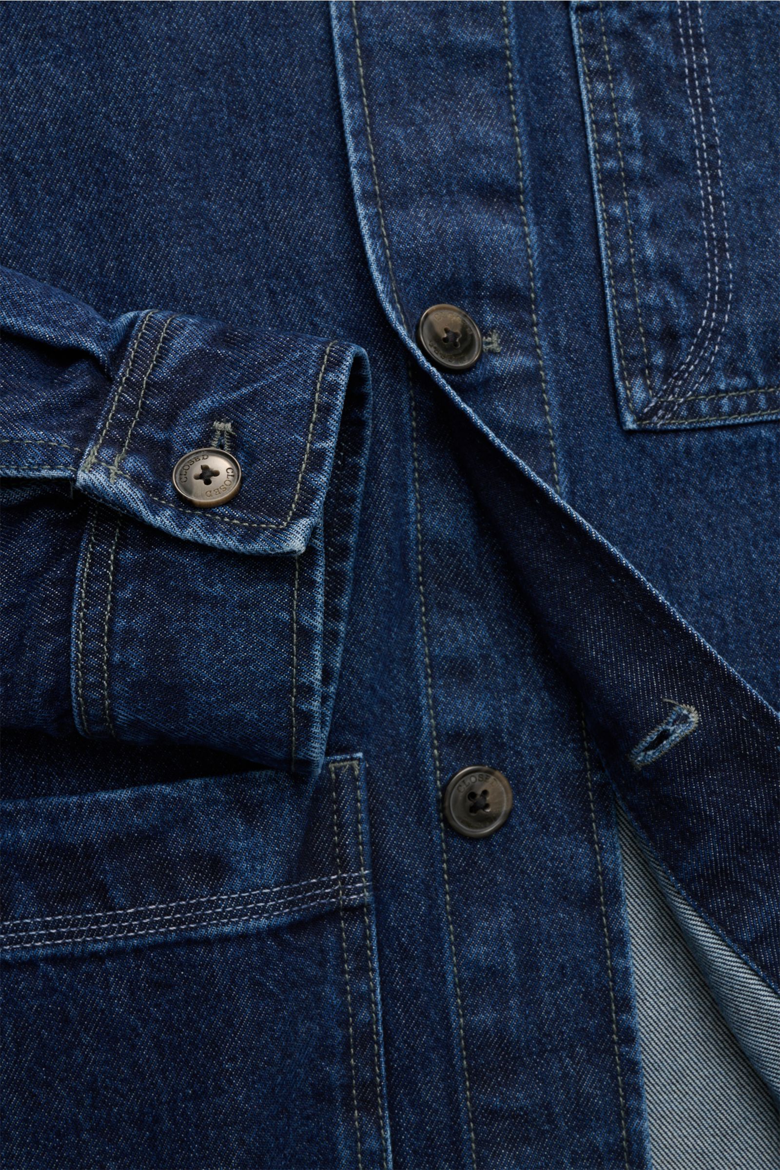 Close-up front view of the Closed Denim-Overshirt 'Atelier Jacket' dunkelblau showing deep indigo cotton denim, buttoned cuff, chest pocket, and five-button placket.  
Tiefes Indigo und eine kastige, etwas längere Silhouette als bei der klassischen Jea