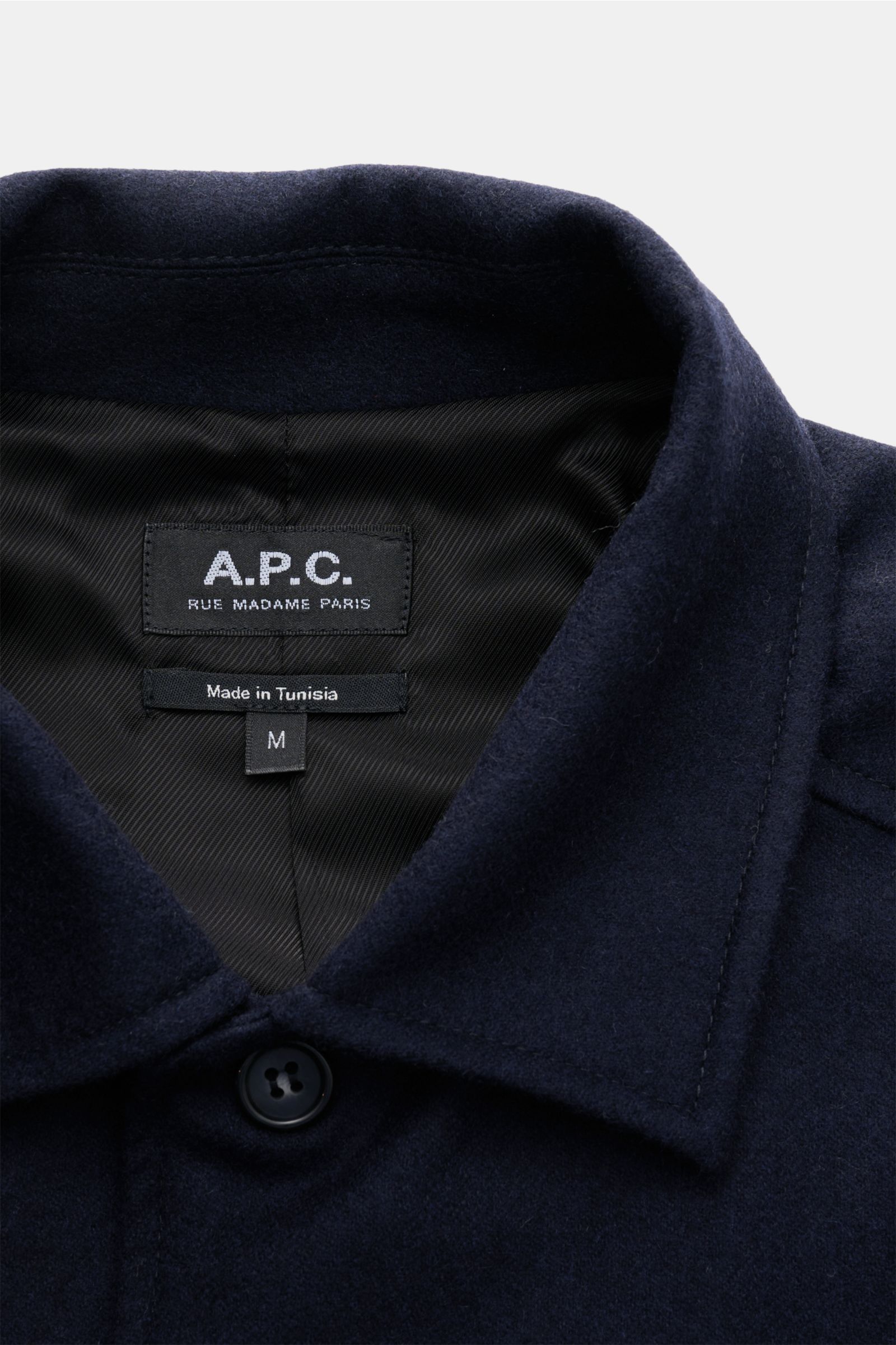 Close-up front view of A.P.C. Overshirt 'Jamie' navy showing turn-down collar, button, and inner label.

Smart and quintessentially French: The overshirt 'Jamie' by A.P.C. in wool and high-quality microfibre is a stylish allrounder that bridges the gap