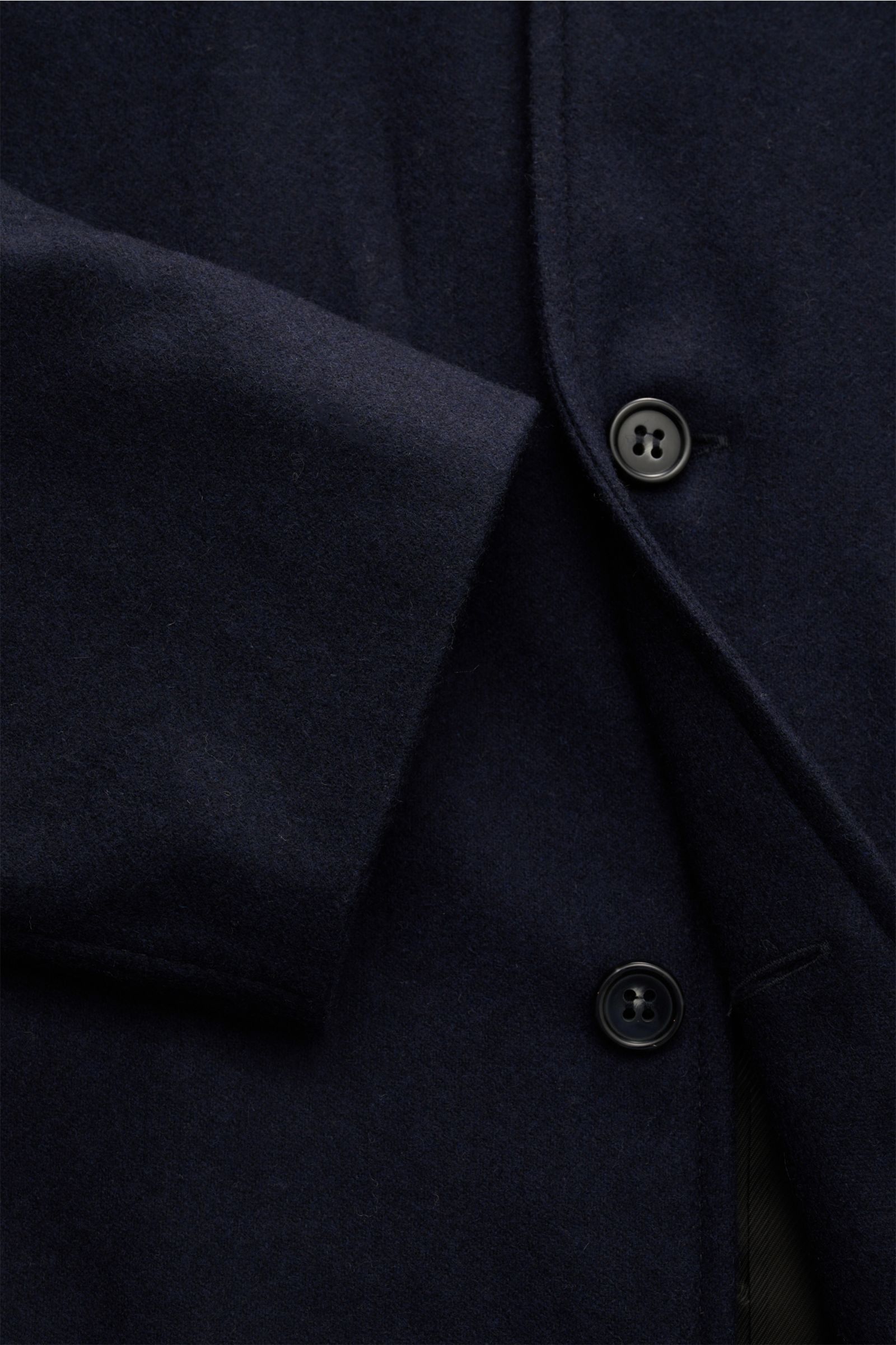 Close-up front view of A.P.C. Overshirt 'Jamie' navy showing wool blend fabric, six-button placket, and soft texture.

Smart and quintessentially French: The overshirt 'Jamie' by A.P.C. in wool and high-quality microfibre is a stylish allrounder that brid
