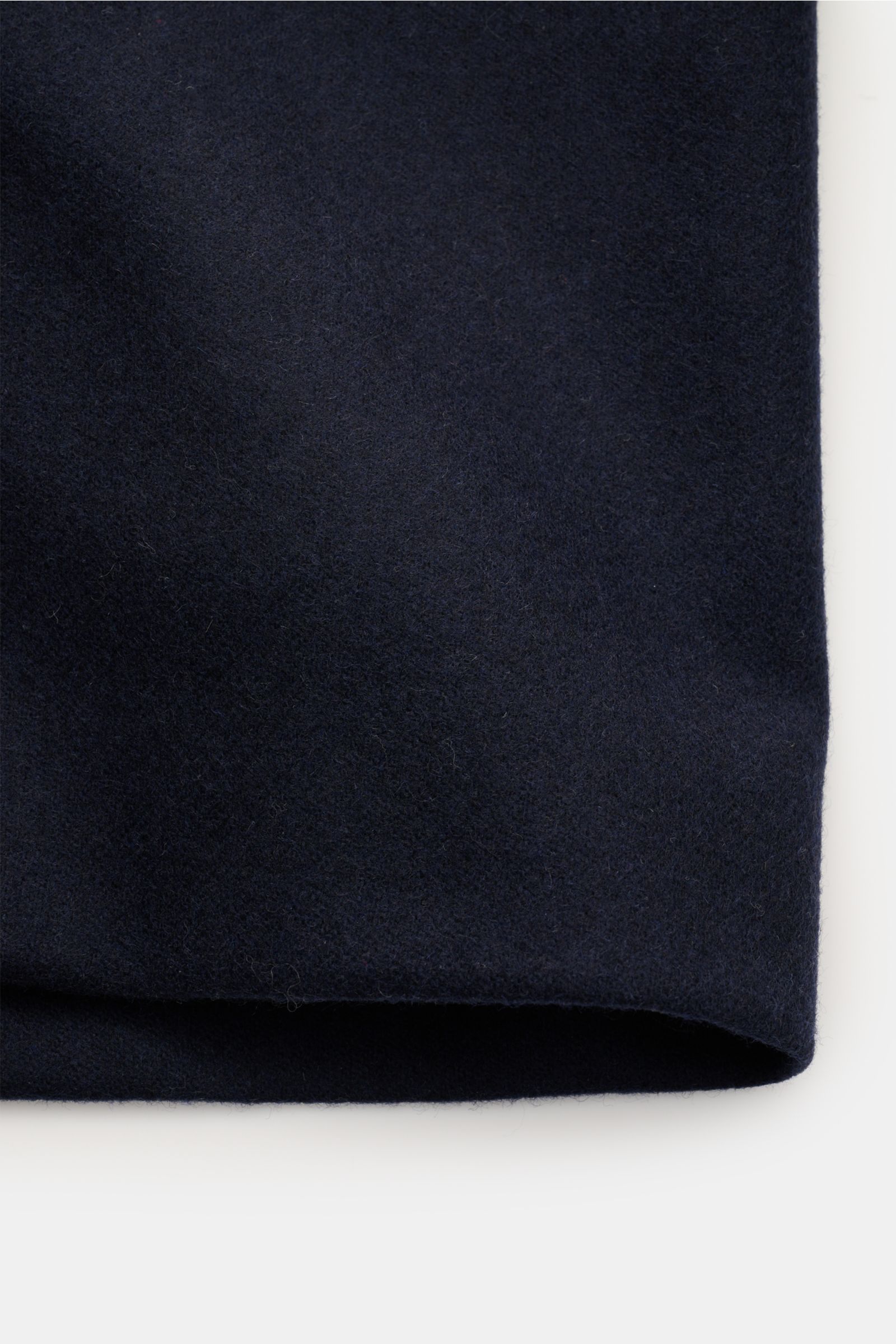 Close-up bottom hem detail of the A.P.C. Overshirt 'Jamie' navy, showcasing its wool and microfibre blend fabric texture from a front perspective.

Description: 
Smart and quintessentially French: The overshirt 'Jamie' by A.P.C. in wool and high-qualit