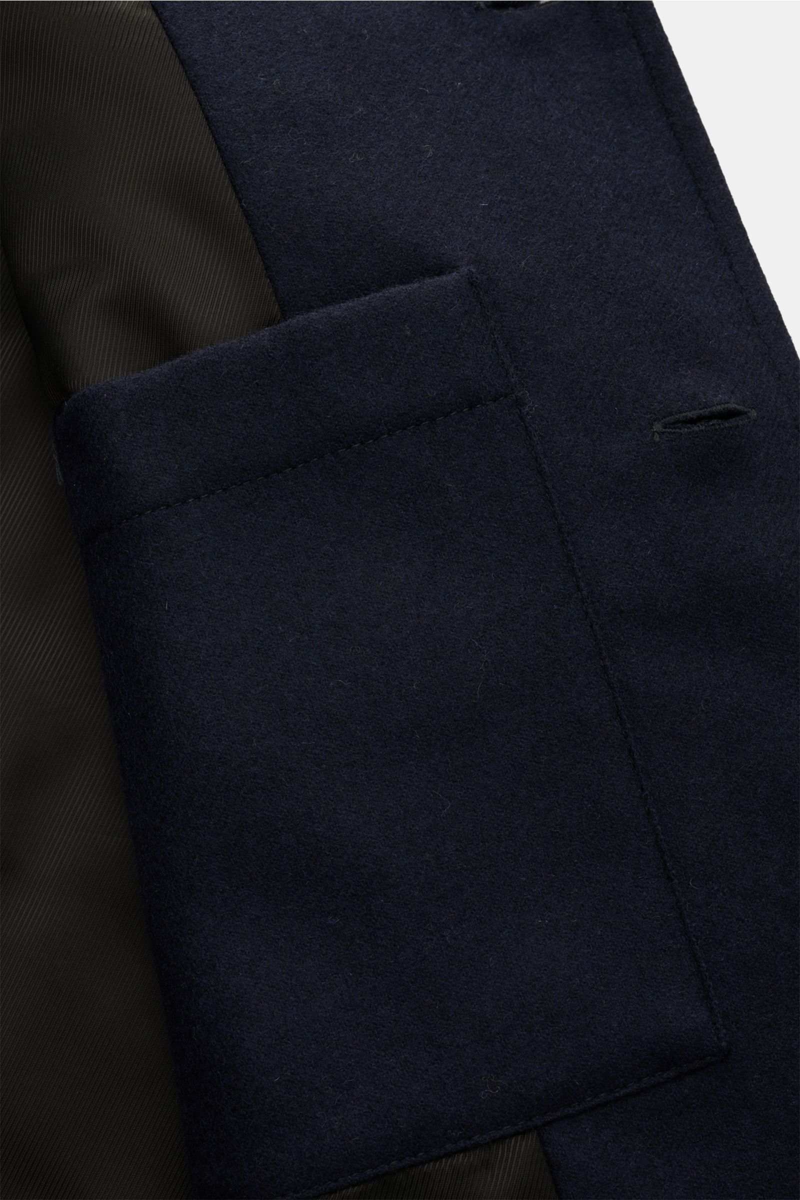 Alt tag (125 characters):
Close-up, angled view of the navy A.P.C. Overshirt 'Jamie' showing wool blend fabric, patch pocket, and smooth lining detail.

Description:
Smart and quintessentially French: The overshirt 'Jamie' by A.P.C. in wool and high-qu
