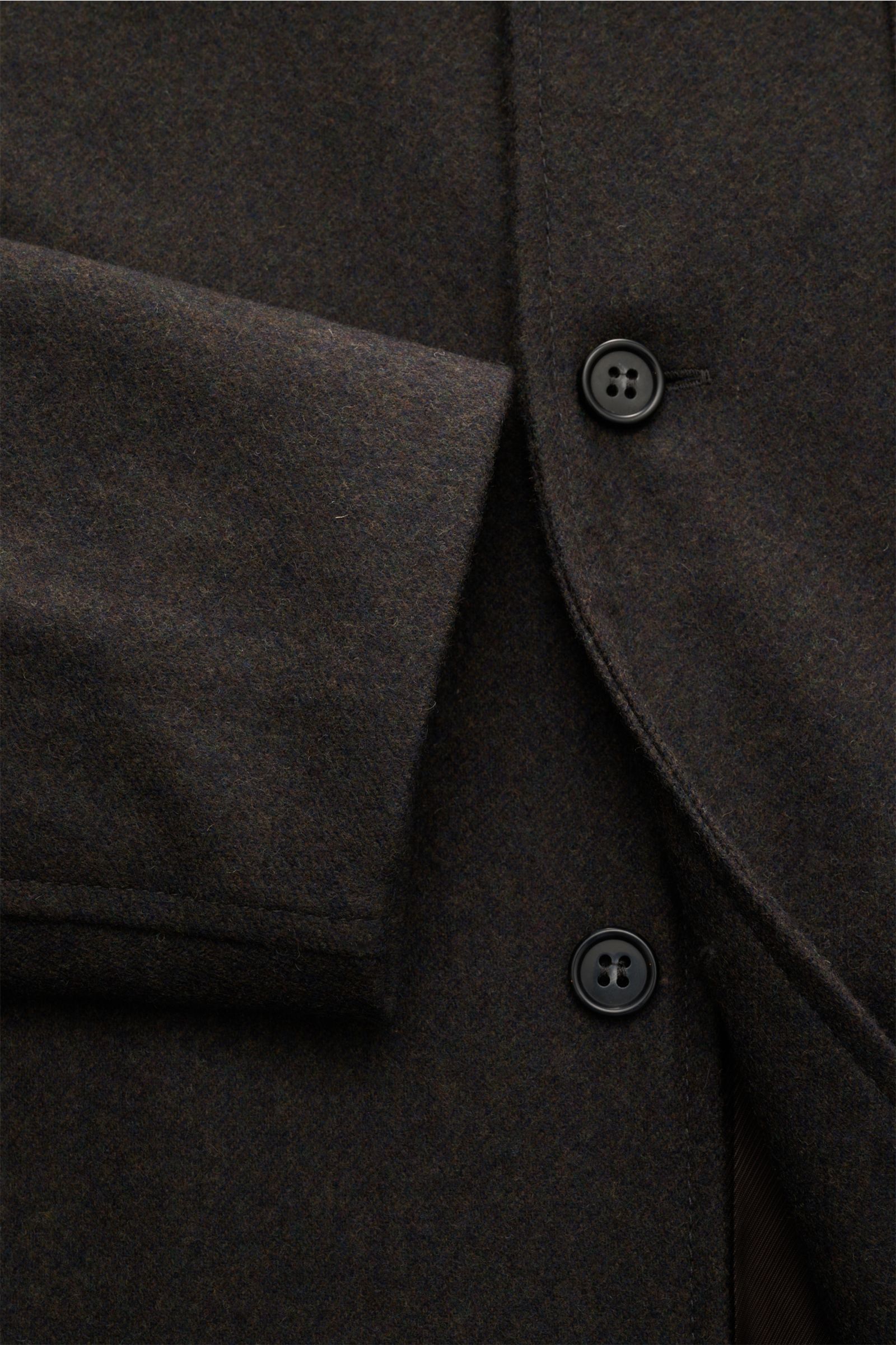 A.P.C. Overshirt 'Jamie' graubraun meliert in Nahaufnahme von vorne, Woll-Microfaser-Mix, Sechs-Knopf-Leiste, Umlegekragen, Brust- und Seitentaschen.