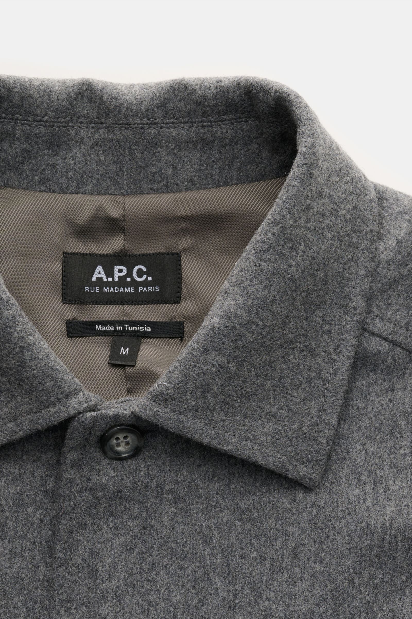 A.P.C. Overshirt 'Jamie' grau meliert, Nahaufnahme von Kragen und Etikett, Wolle/Microfaser, Regular Fit, sechs Knöpfe, weicher Griff.