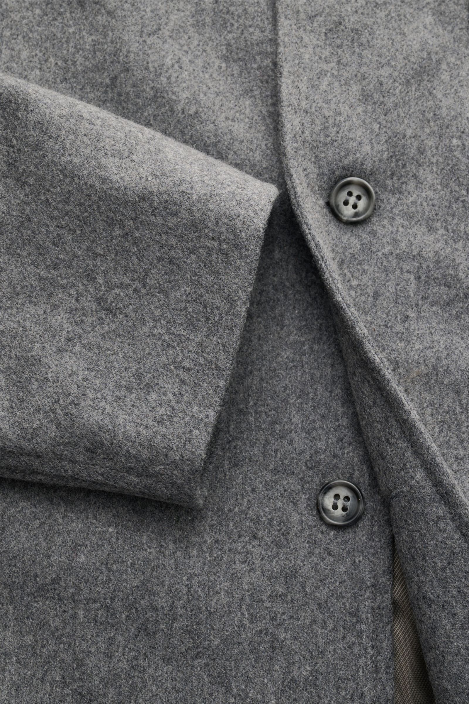 A.P.C. Overshirt 'Jamie' grau meliert aus Wolle-Microfaser, weicher Griff, Regular Fit, Sechs-Knopf-Leiste, Umlegekragen, Detailfoto von vorne schräg oben.