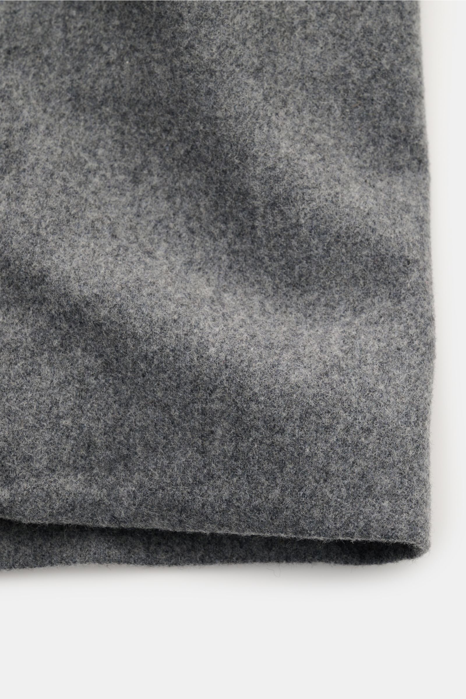 A.P.C. Overshirt 'Jamie' grau meliert, Detailaufnahme des weichen Woll-Microfaser-Stoffs mit geradem Saum, aus Nahaufnahme fotografiert.