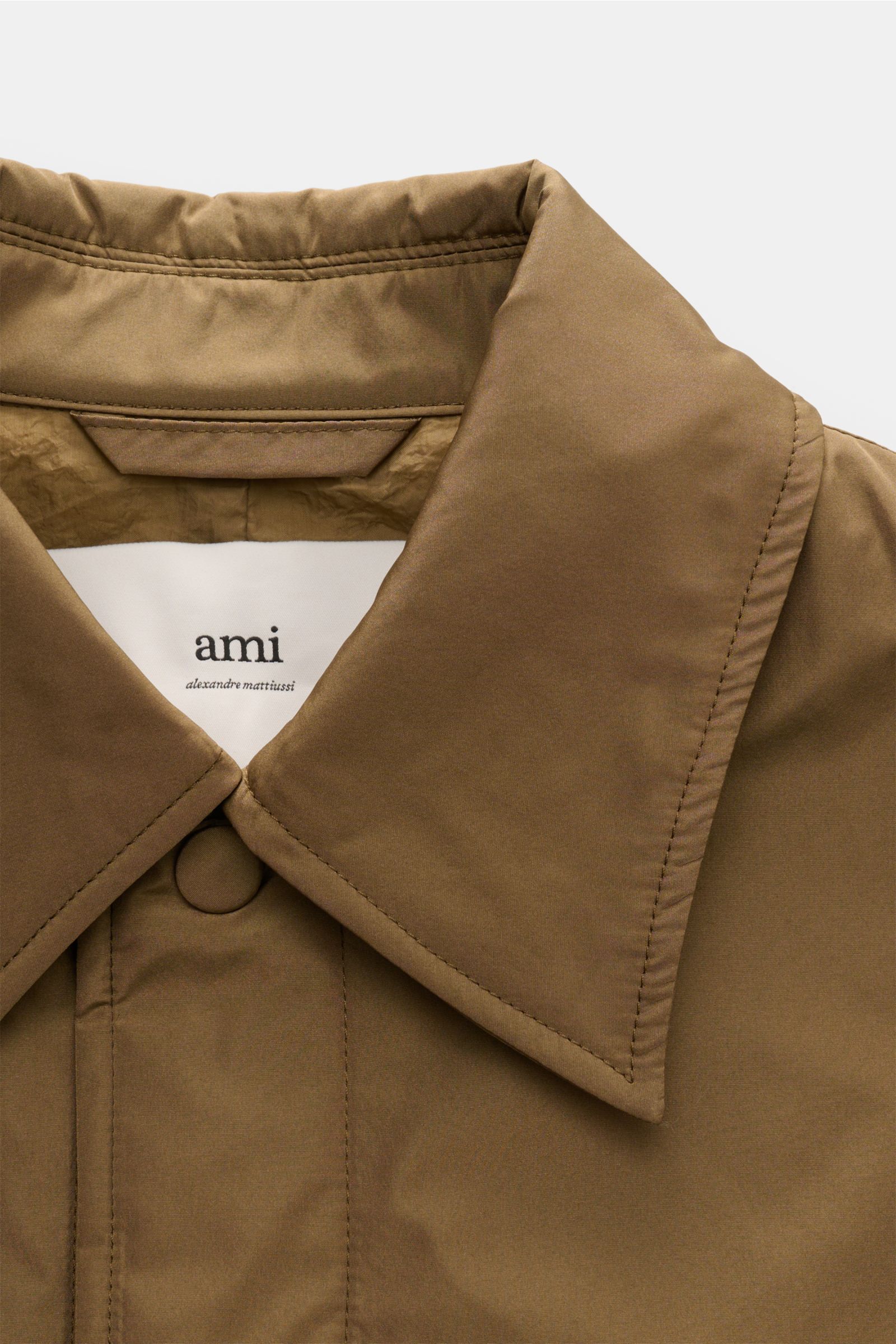 Ami Paris Overshirt graubraun, Nahaufnahme von Umlegekragen, Druckknöpfen, Regular Fit, Microfaser mit glattem Griff und Crincle-Futter.