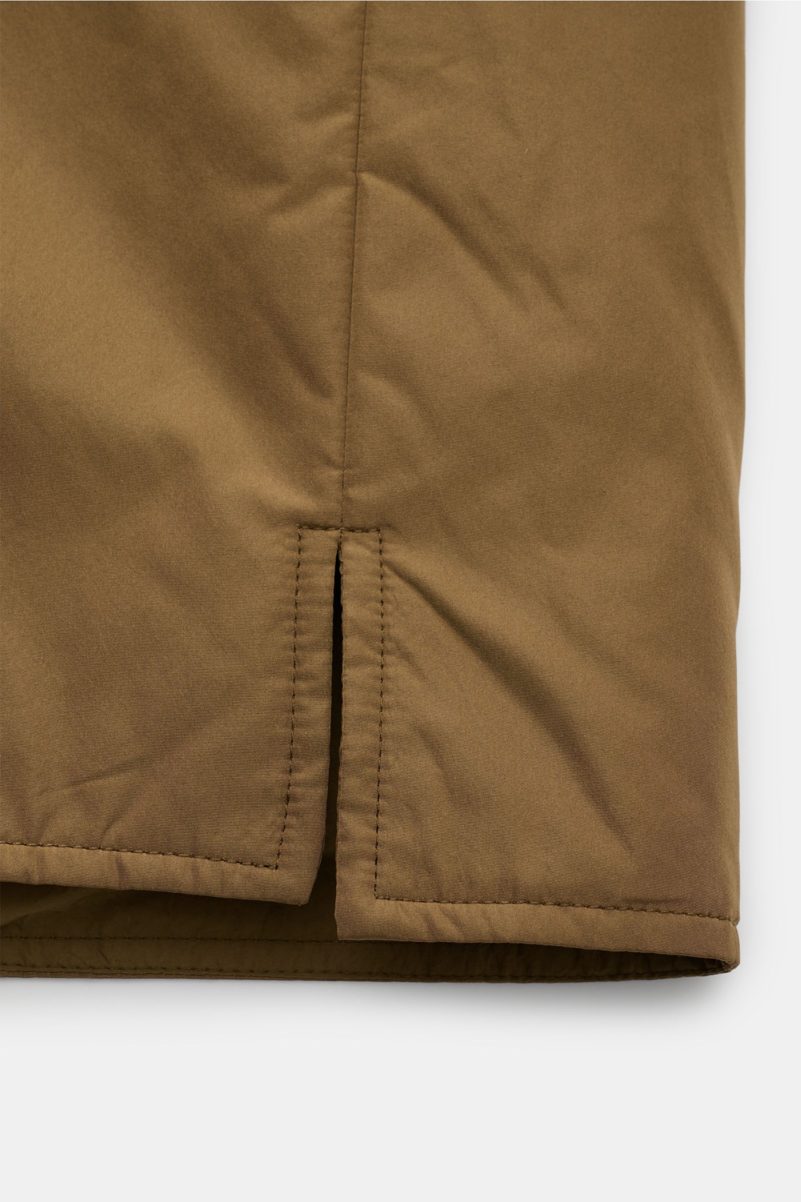 Detailaufnahme vom geraden Saum mit kurzen Saumschlitzen des Ami Paris Overshirt graubraun aus glatter Microfaser, Regular Fit.