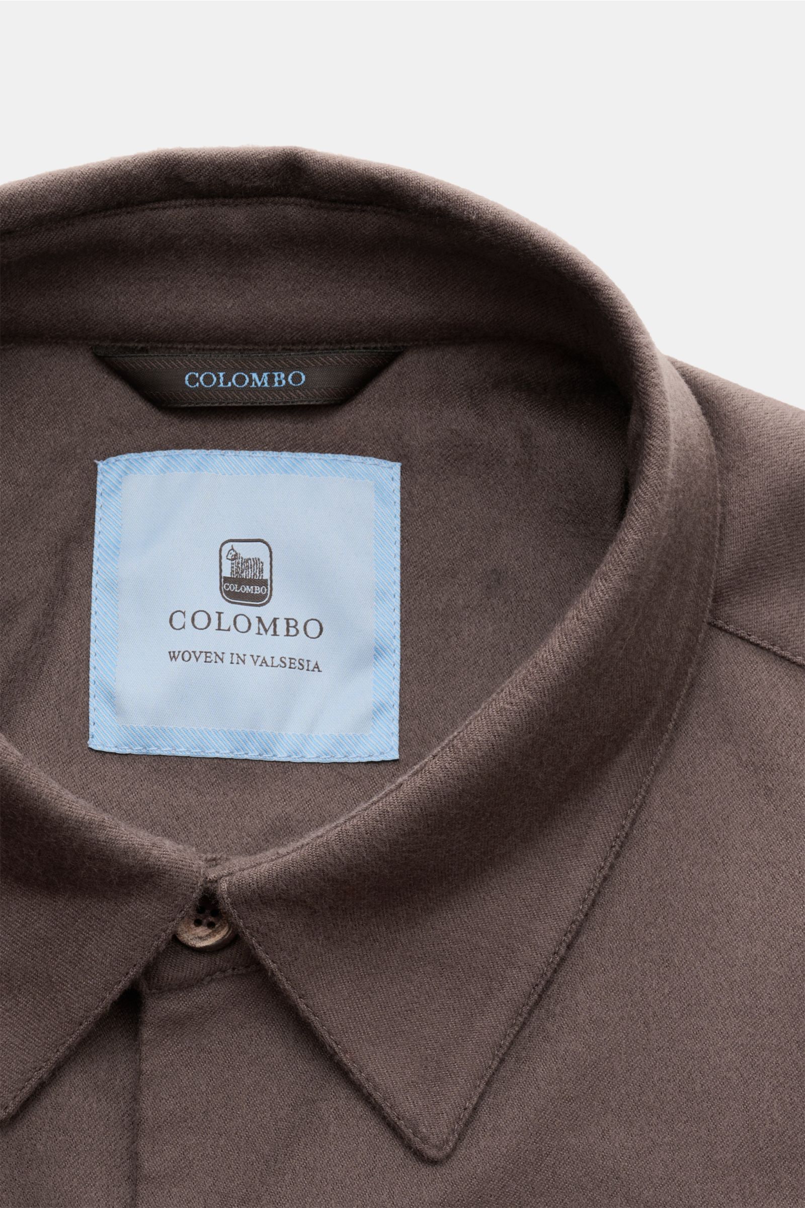 Nahaufnahme aus schräger Draufsicht auf den Umlegekragen des Colombo Cashmere Overshirt graubraun aus reinem Cashmere, Slim Fit mit sechs-Knopf-Leiste, klassischer Sportmanschette, versteckten Seitentaschen, zwei Innentaschen, ungefüttert und sehr weichem