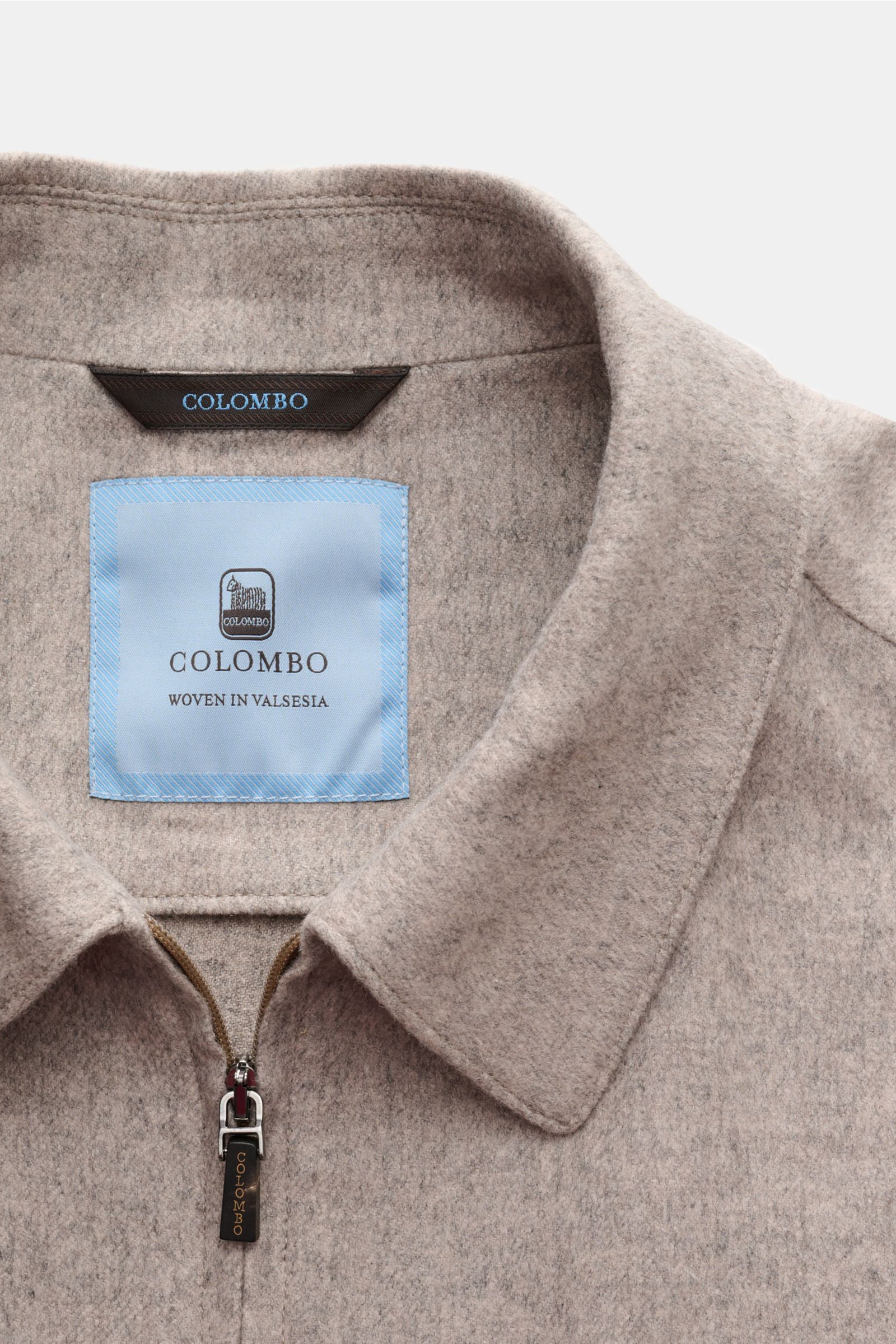 Colombo Overshirt grau meliert, Detailaufnahme von oben, Umlegekragen, Zwei-Wege-Reißverschluss, weiche Seiden-Cashmere-Mischung, Slim Fit, Leder-Details.