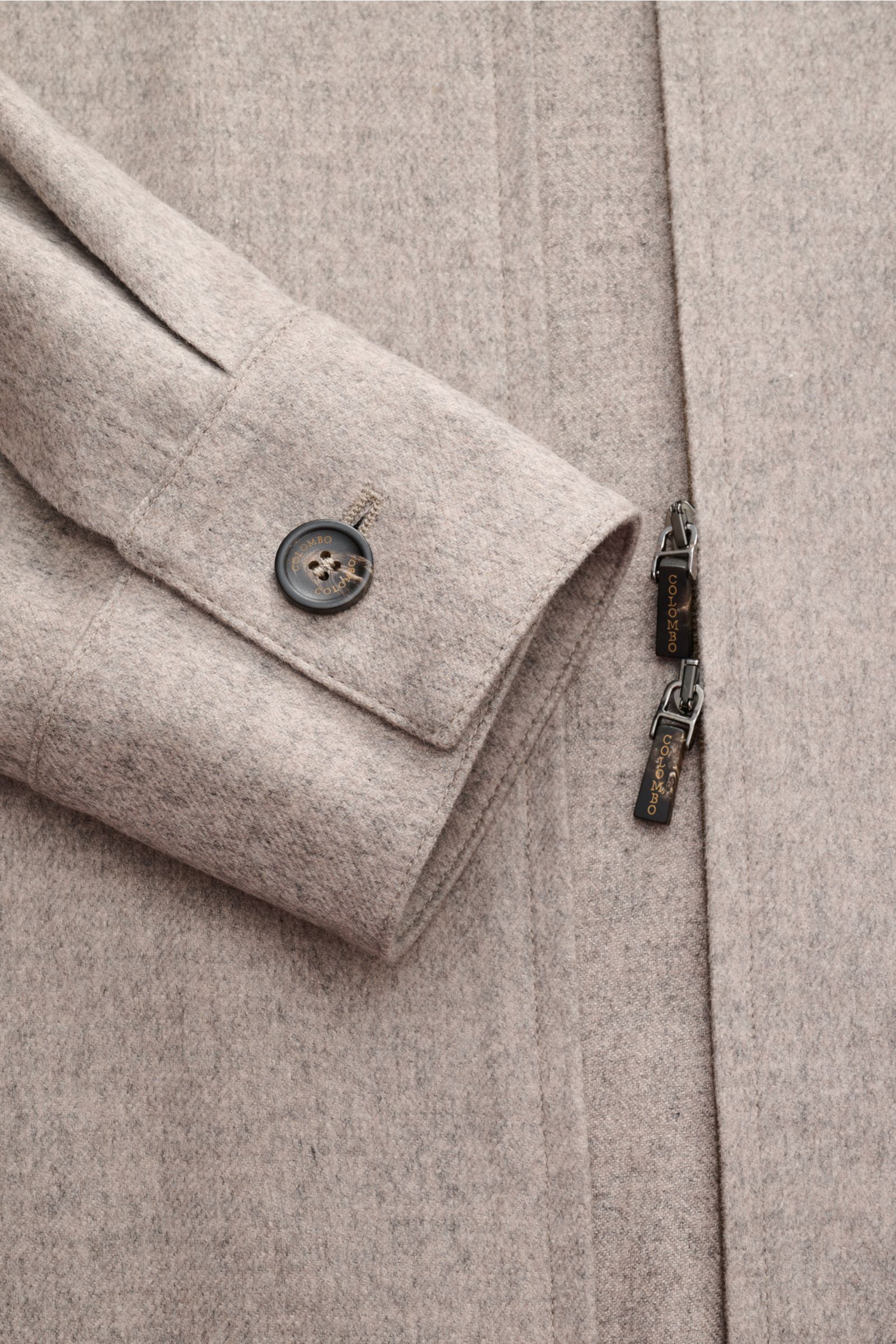 Nahaufnahme des Colombo Overshirt grau meliert, Slim Fit aus Seide-Cashmere mit Zwei-Wege-Reißverschluss, Knopfärmelabschluss.