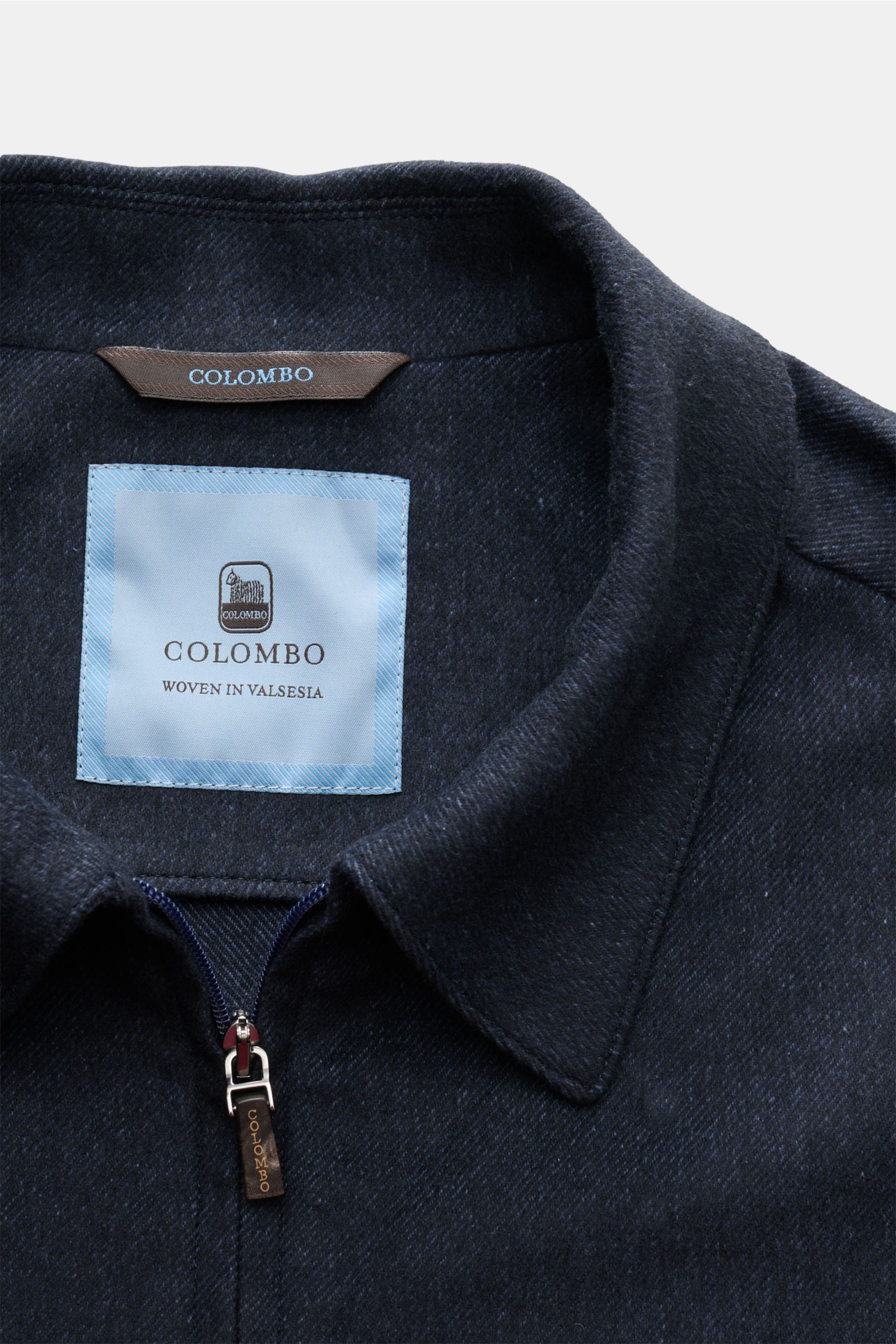 Nahaufnahme des Kragens und Zwei-Wege-Reißverschlusses vom Colombo Overshirt navy meliert aus Seiden-Cashmere, Slim Fit, mit Leder-Detail.