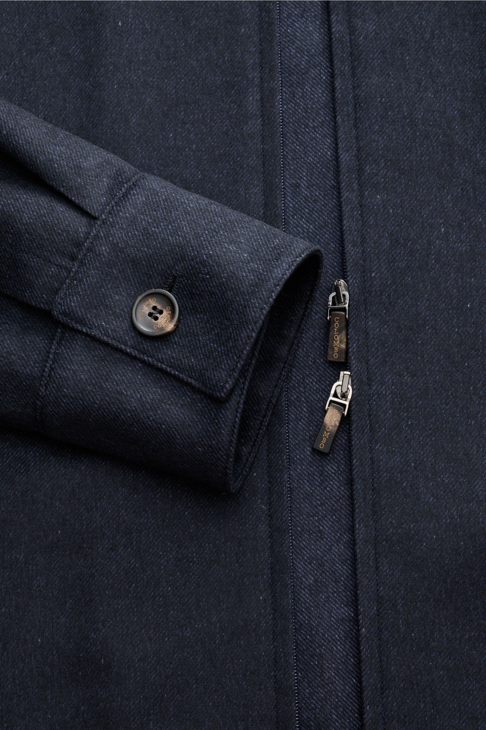 Colombo Overshirt navy meliert aus Seiden-Cashmere, Slim Fit, Unconstructed Design, Nahaufnahme von Ärmel und Zwei-Wege-Reißverschluss.