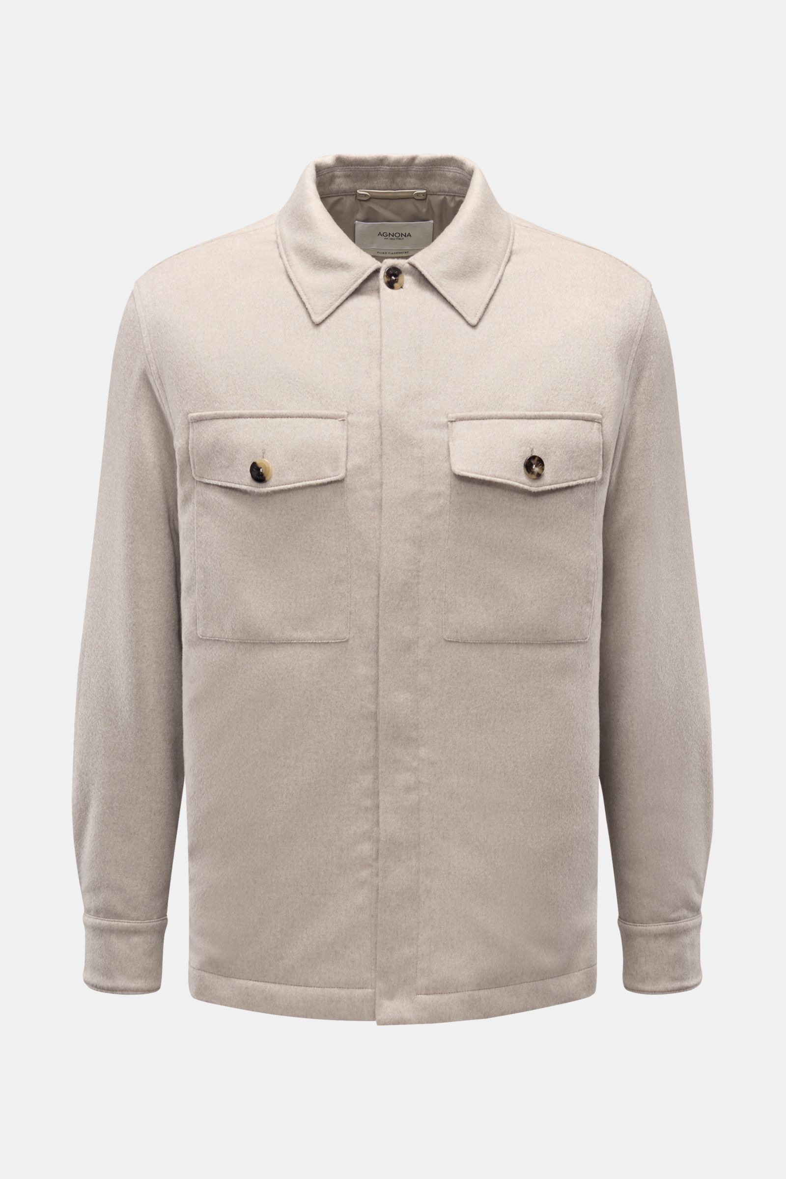 Agnona Cashmere Flanell-Overshirt beige, frontale Nahaufnahme, Slim Fit, leichte Wattierung, Brusttaschen mit Knopf, verdeckte Druckknopfleiste, Umlegekragen, weicher Griff, geschmeidiges Futter, Ärmel mit Knopf.