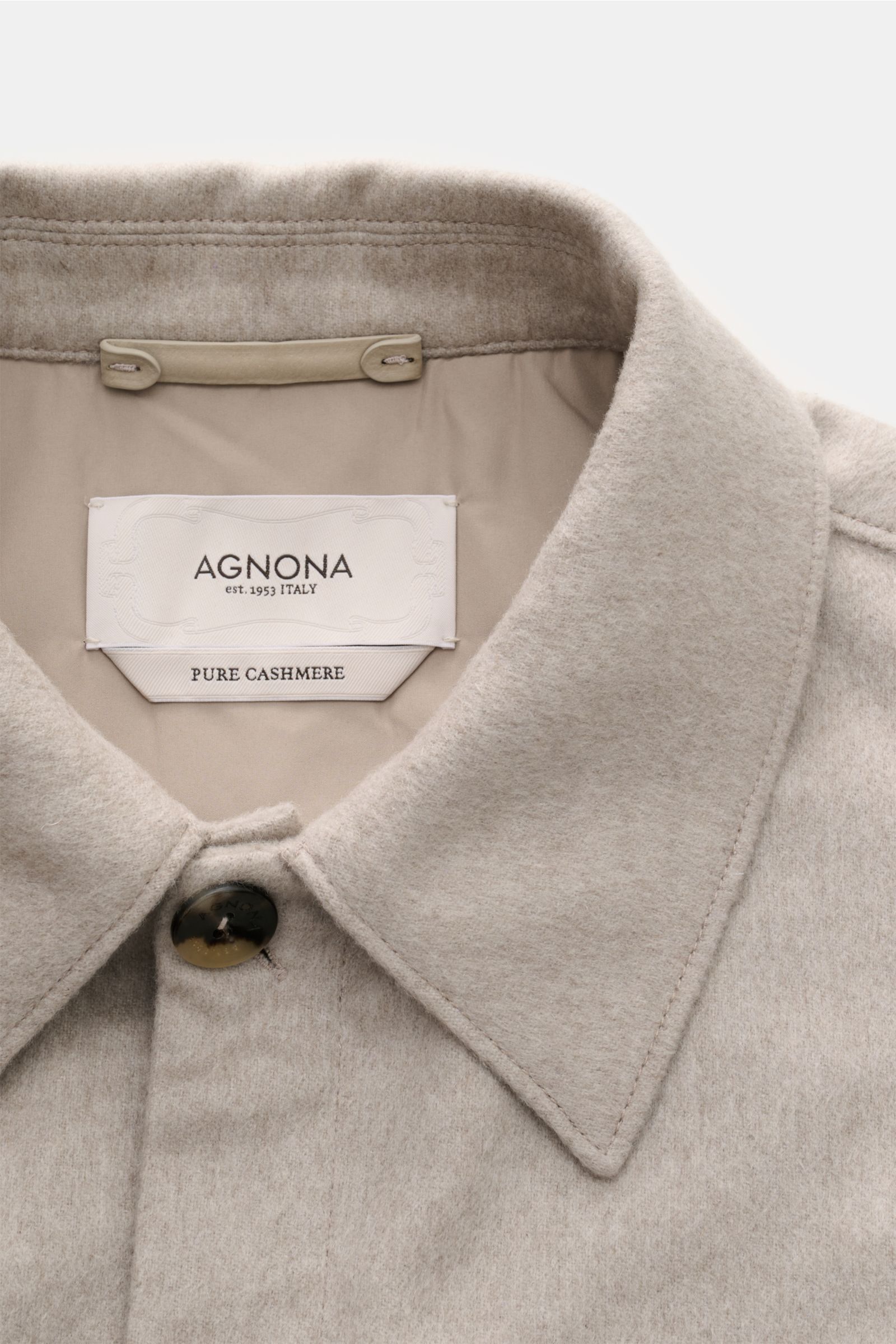 Ausschnitt des Agnona Cashmere Flanell-Overshirts beige, Detailansicht von oben auf Kragen, Knopf und Label aus reinem, leicht wattiertem Cashmere.