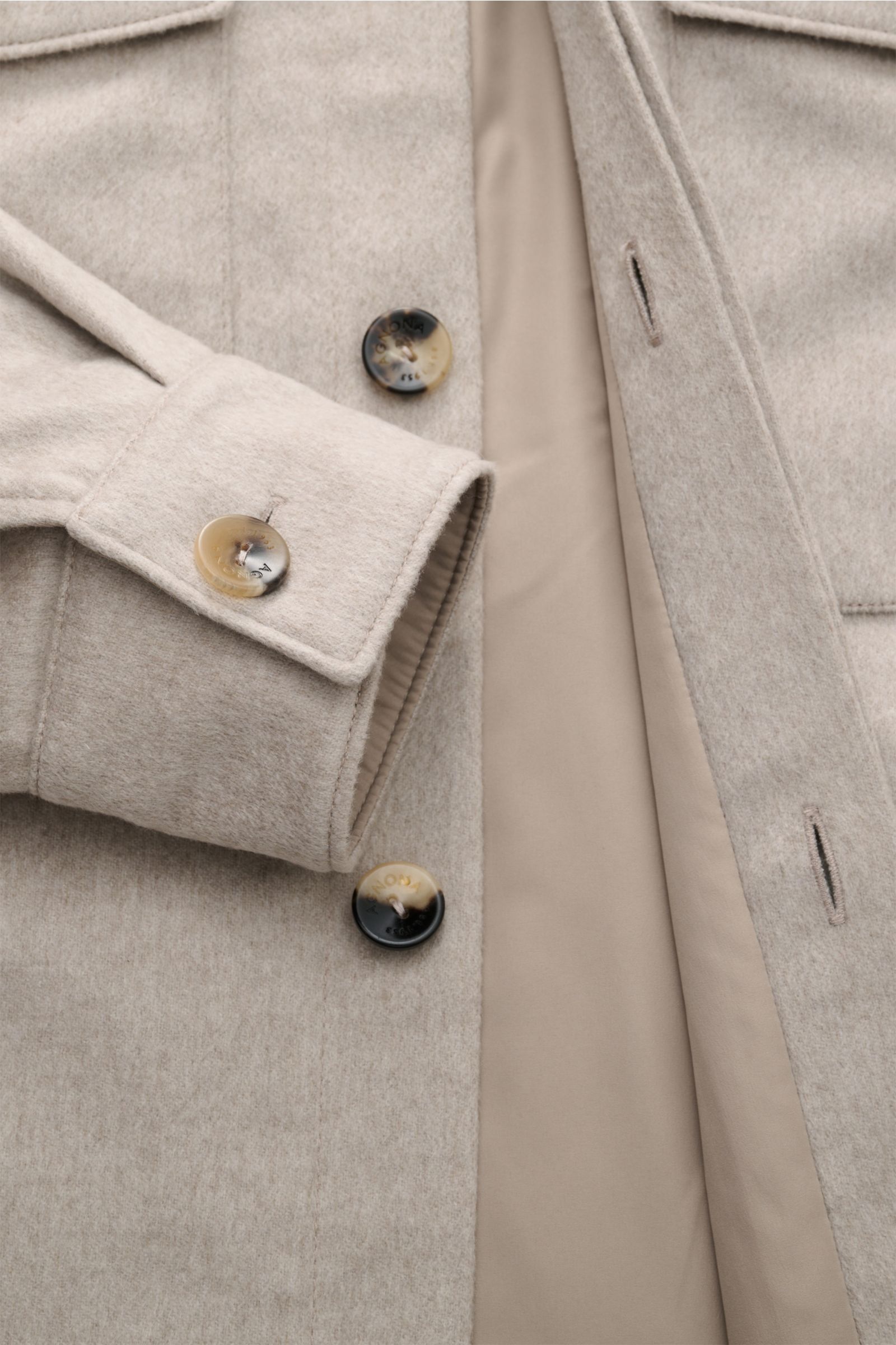 Nahaufnahme des Agnona Cashmere Flanell-Overshirts beige, seitlich fotografiert, mit weichem Griff, leichter Wattierung, Knöpfen und glattem Futter.