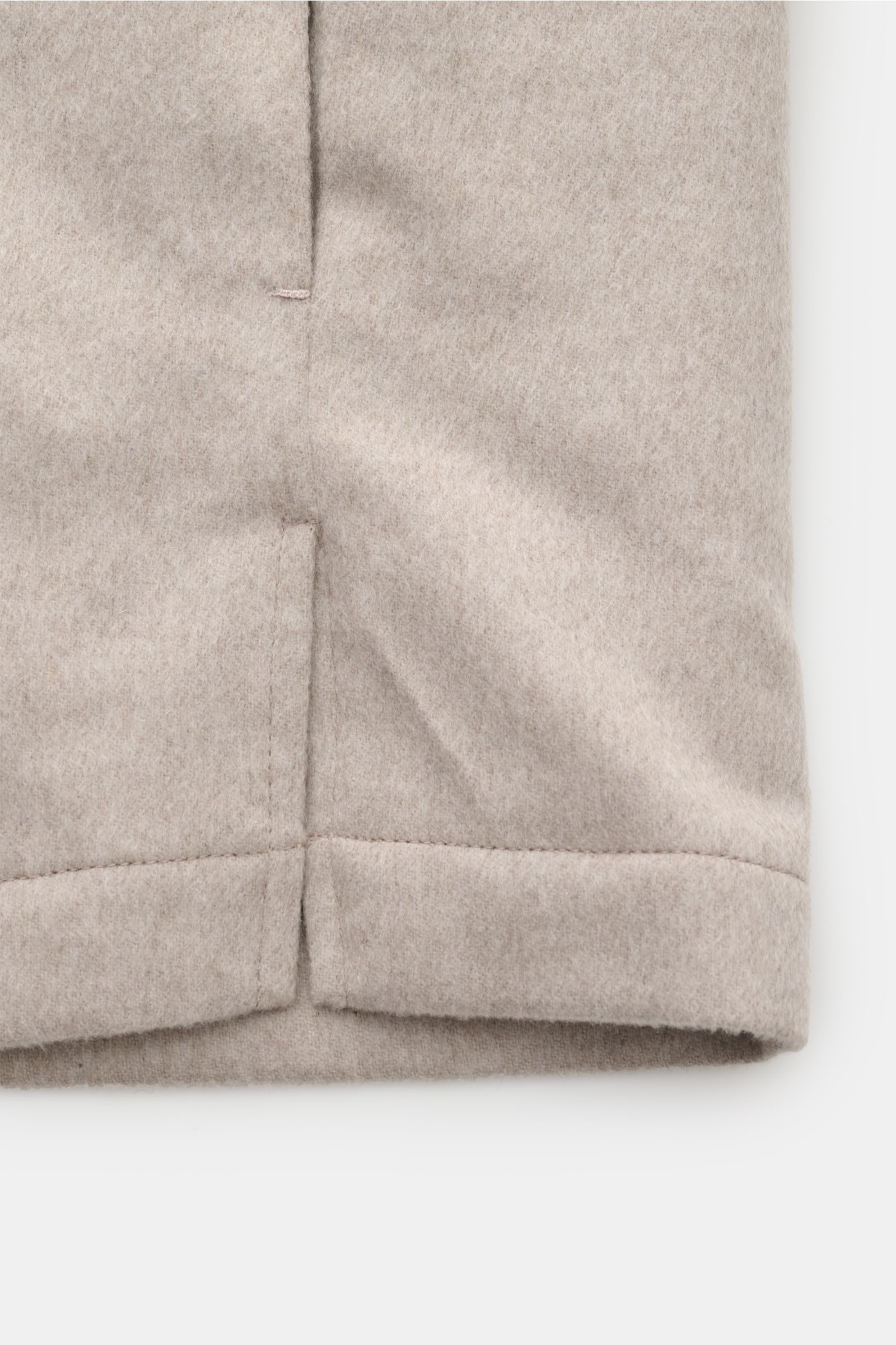 Ausschnitt des beige Agnona Cashmere Flanell-Overshirts mit feiner Naht und weichem, leicht wattiertem Slim-Fit Flanellstoff, Frontansicht.