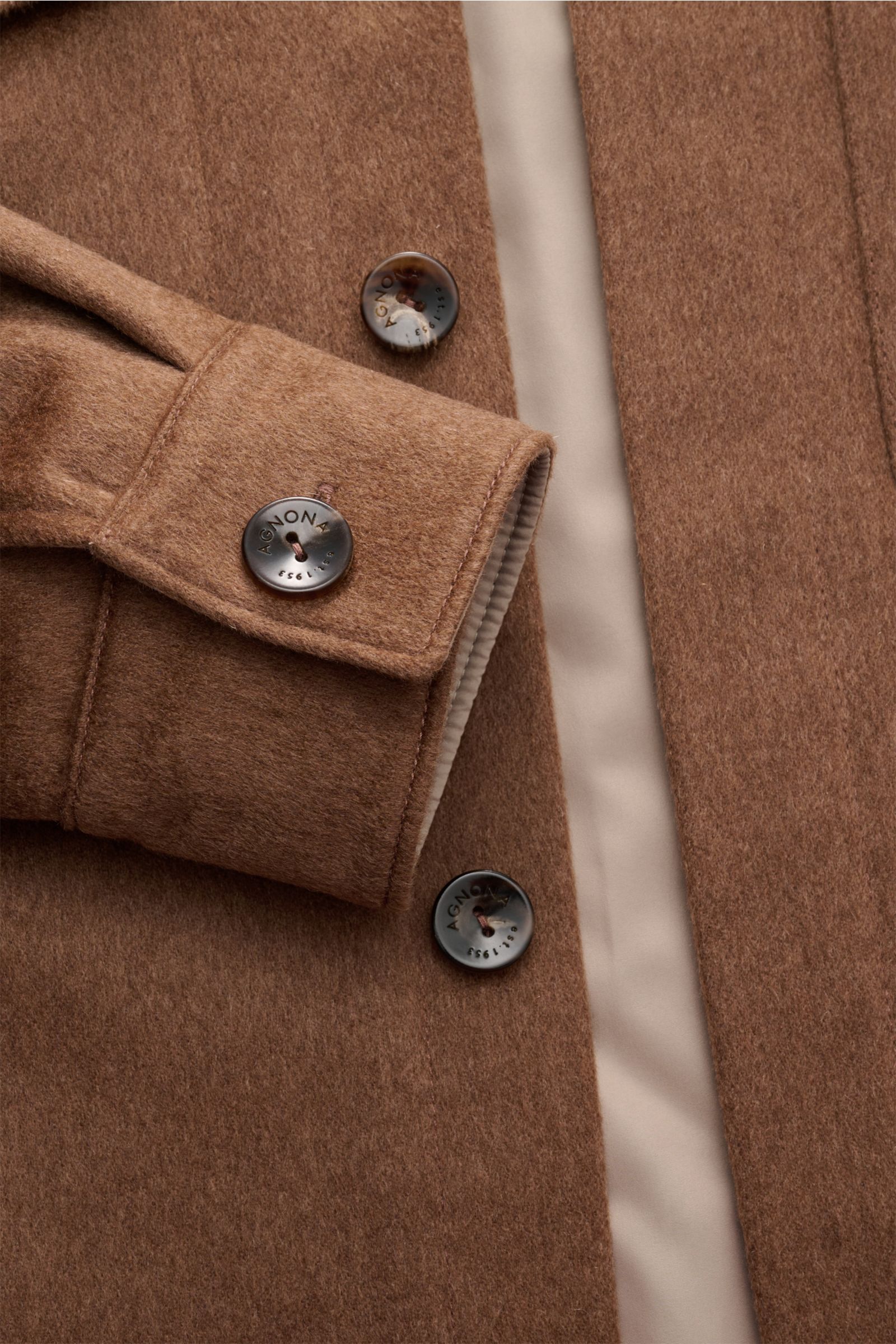 Agnona Cashmere flannel overshirt light brown shown from a close-up front angle, highlighting its soft texture, buttoned cuff, and snap buttons.

Casual luxury in its finest form: This flannel overshirt in pure cashmere with lightweight padding by AGNO