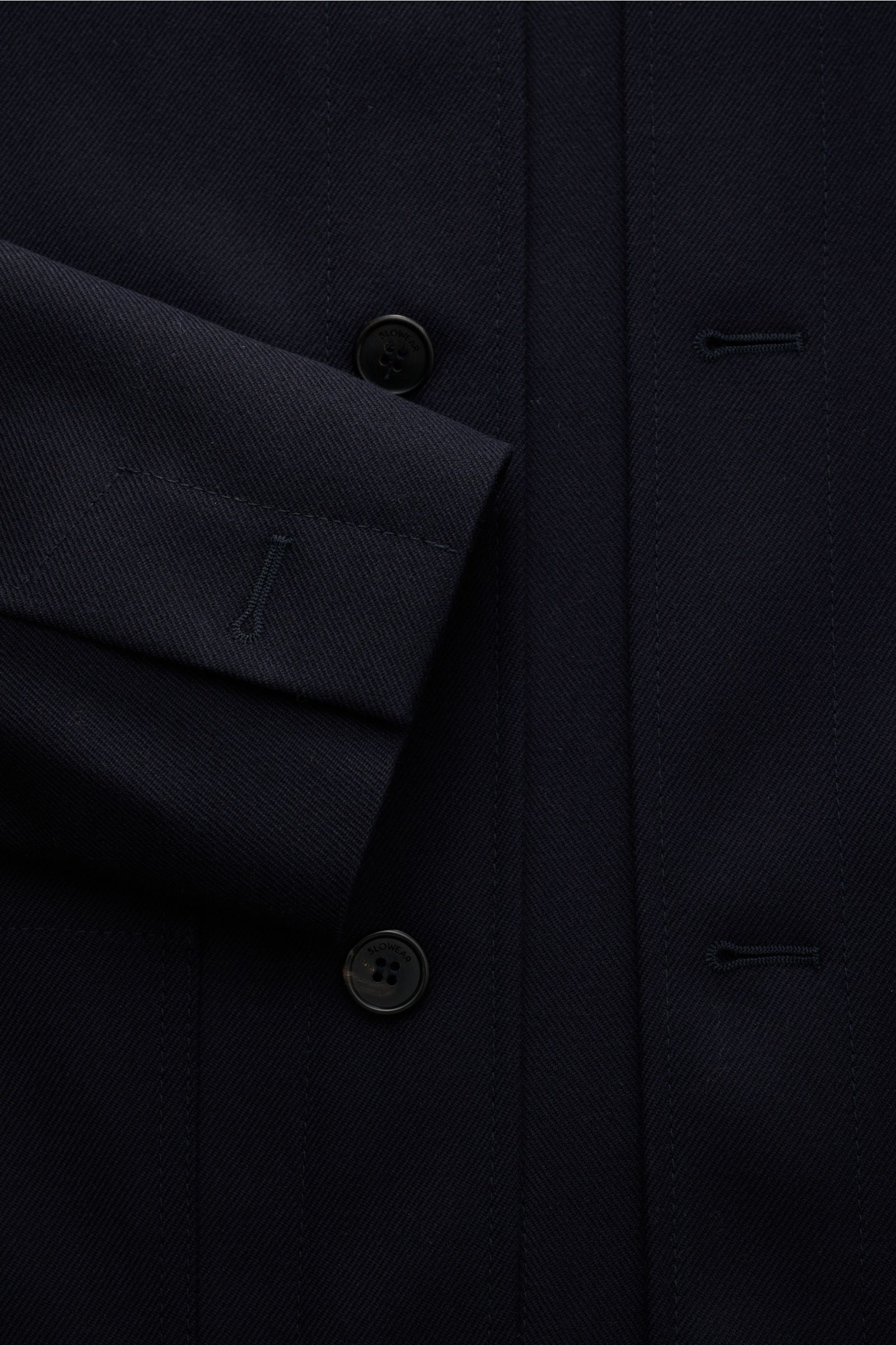 Close-up front view of the Incotex Overshirt navy showing button placket and cuff details in a mix of virgin wool and cashmere. Wenn die Grenzen zwischen Hemd und Jacke verschwimmen, entsteht mit dem Overshirt aus Schurwolle und Cashmere von INCOTEX ei