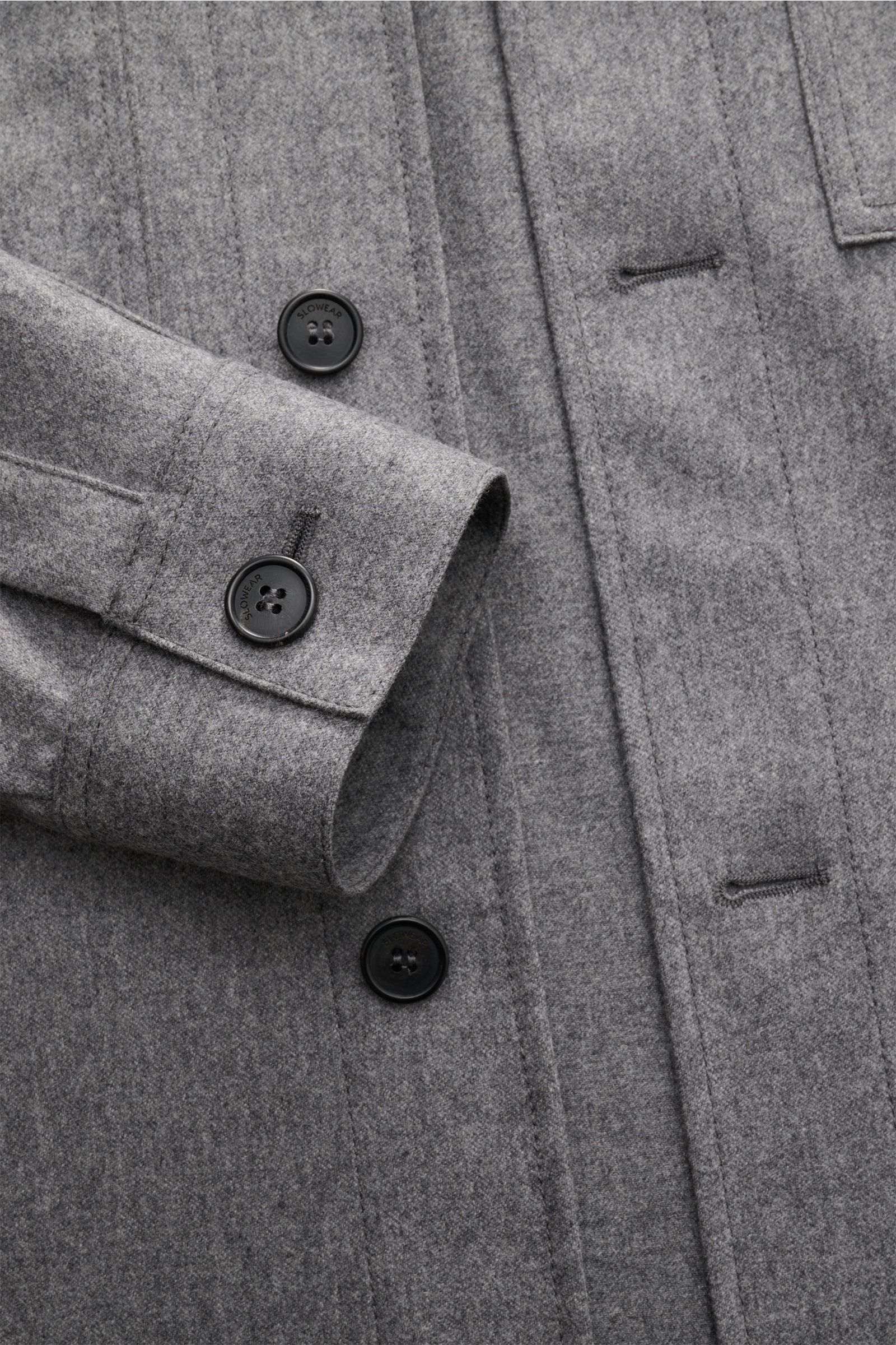 Incotex Overshirt dunkelgrau meliert aus Schurwolle und Cashmere, Slim Fit, Knopfleiste, Umlegekragen, Brusttaschen, Detailaufnahme von oben.