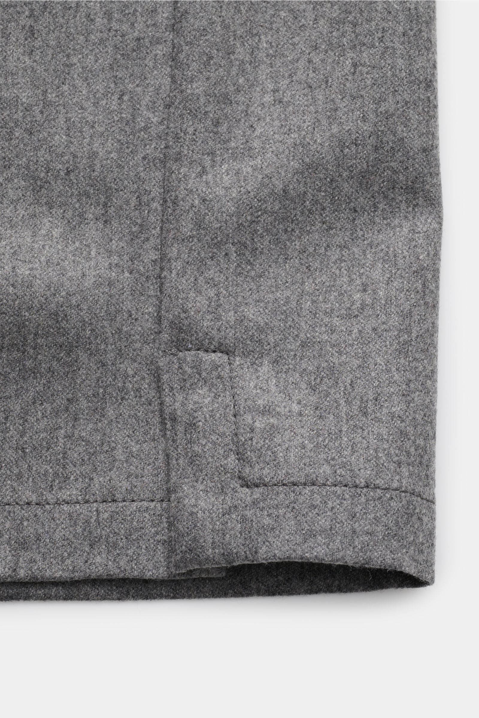Incotex Overshirt dunkelgrau meliert, Detailansicht des unteren Saums mit kurzem Seitenschlitz aus Schurwolle und Cashmere, Slim Fit, griffige Qualität, leichter Stretch-Anteil, Fünf-Knopf-Leiste, Umlegekragen, Brusttaschen mit Patte, Ärmelabschlüsse mit 