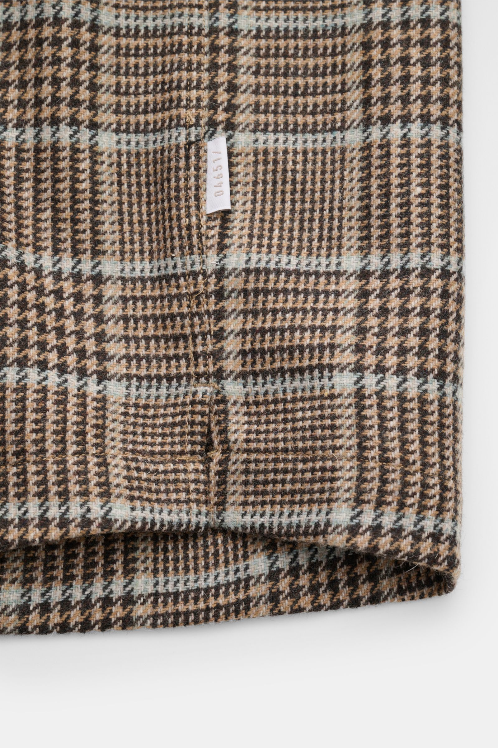 Close-up front view of the 04651/ A trip in a bag Overshirt schwarz/rauchblau/hellbraun kariert showing its Glencheck pattern, wool blend, small logo label, and short hem slits. Das perfekte Styling-Piece für Ihre Freizeitgarderobe: Das karierte Oversh