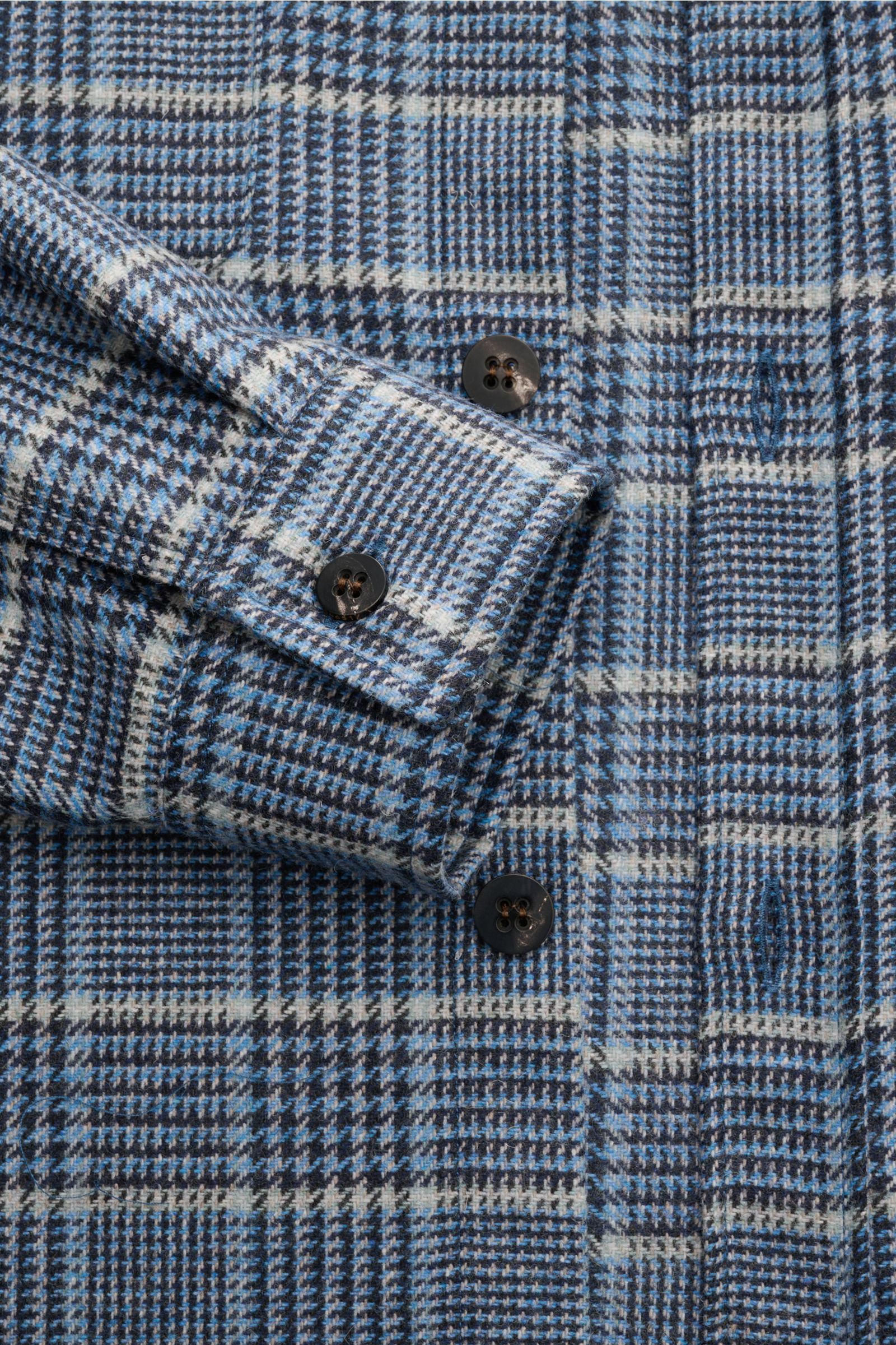 Nahaufnahme des 04651/ A trip in a bag Overshirt schwarz/blau/hellgrau kariert mit Glencheck-Muster, Knopfleiste und Sportmanschette, weicher Woll-Mix.