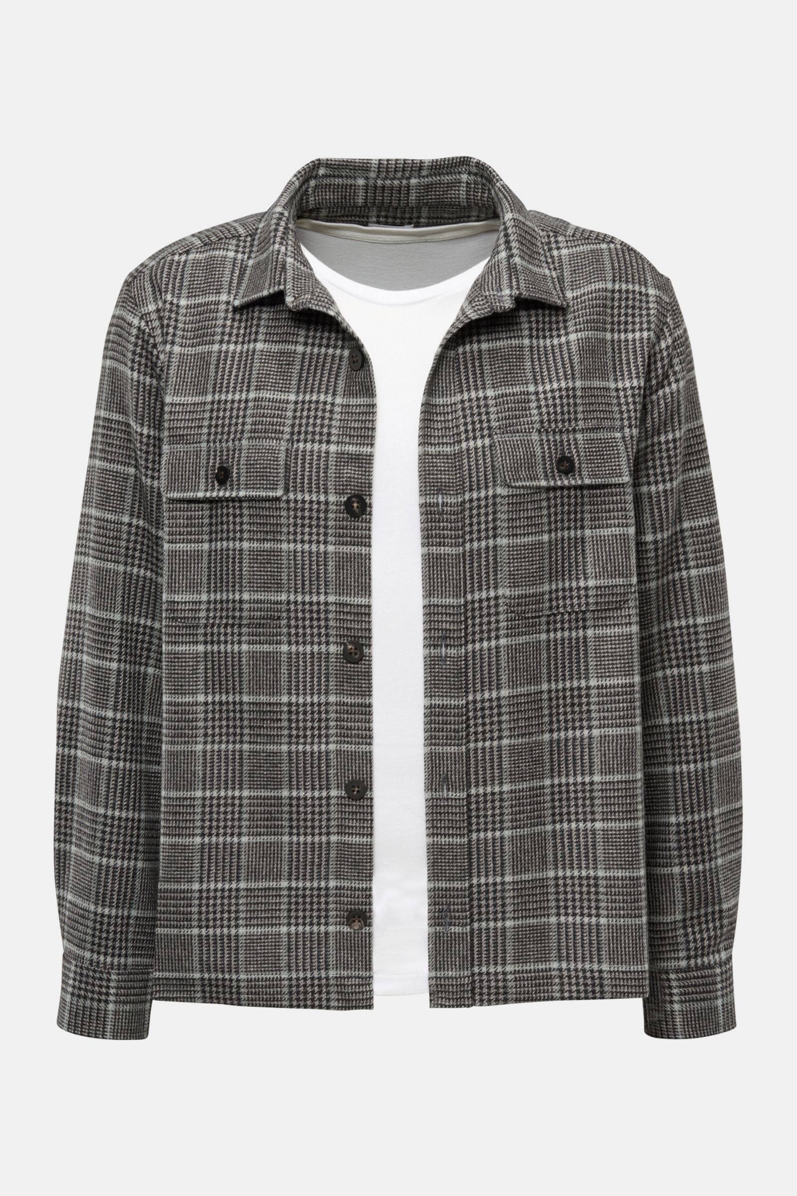 Front view of the 04651/ A trip in a bag Overshirt schwarz/grau kariert in slim fit with classic Glencheck pattern, wool-mix, buttoned chest pockets, sport cuffs, and small logo label.

Das perfekte Styling-Piece für Ihre Freizeitgarderobe: Das kariert
