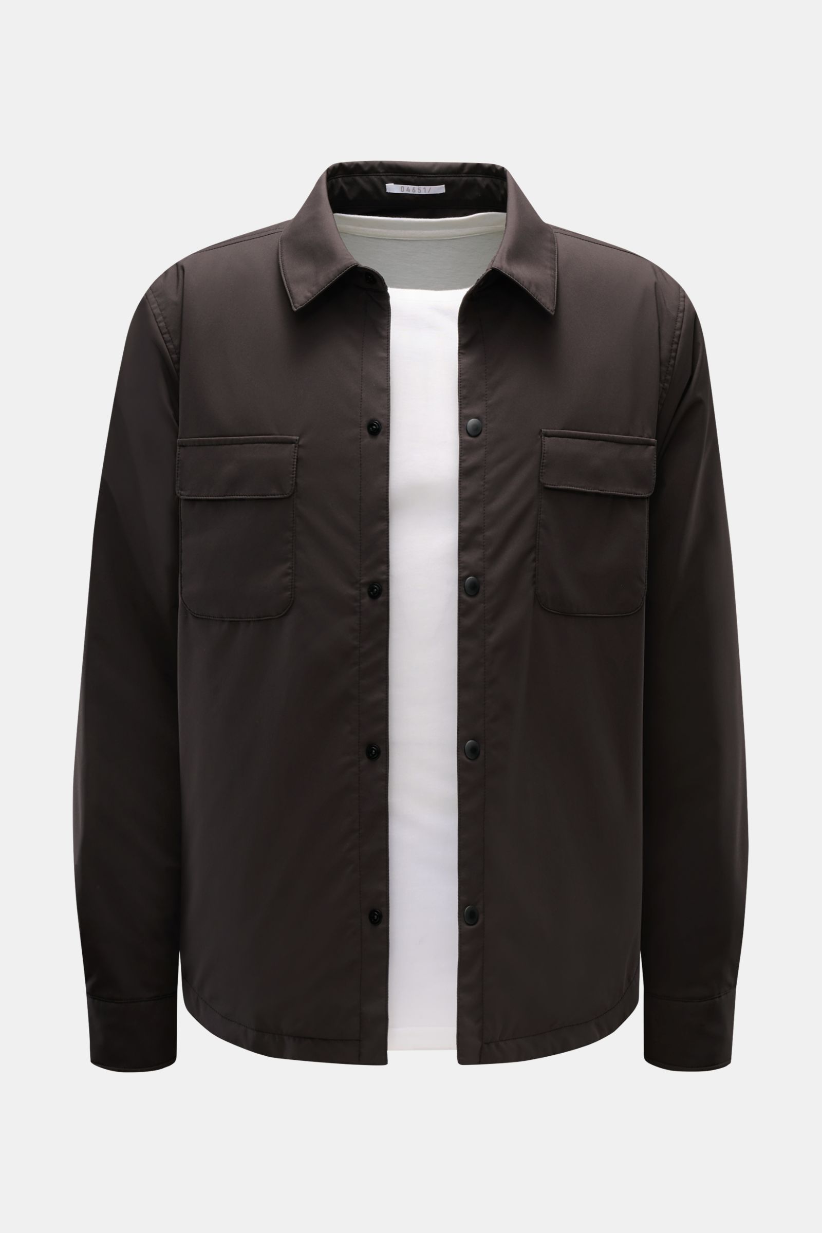Dunkelbraunes 04651/ A trip in a bag Overshirt 'Travel' mit Slim Fit, Druckknopfleiste, Brusttaschen, Umlegekragen, leichter Wattierung, von vorn fotografiert.