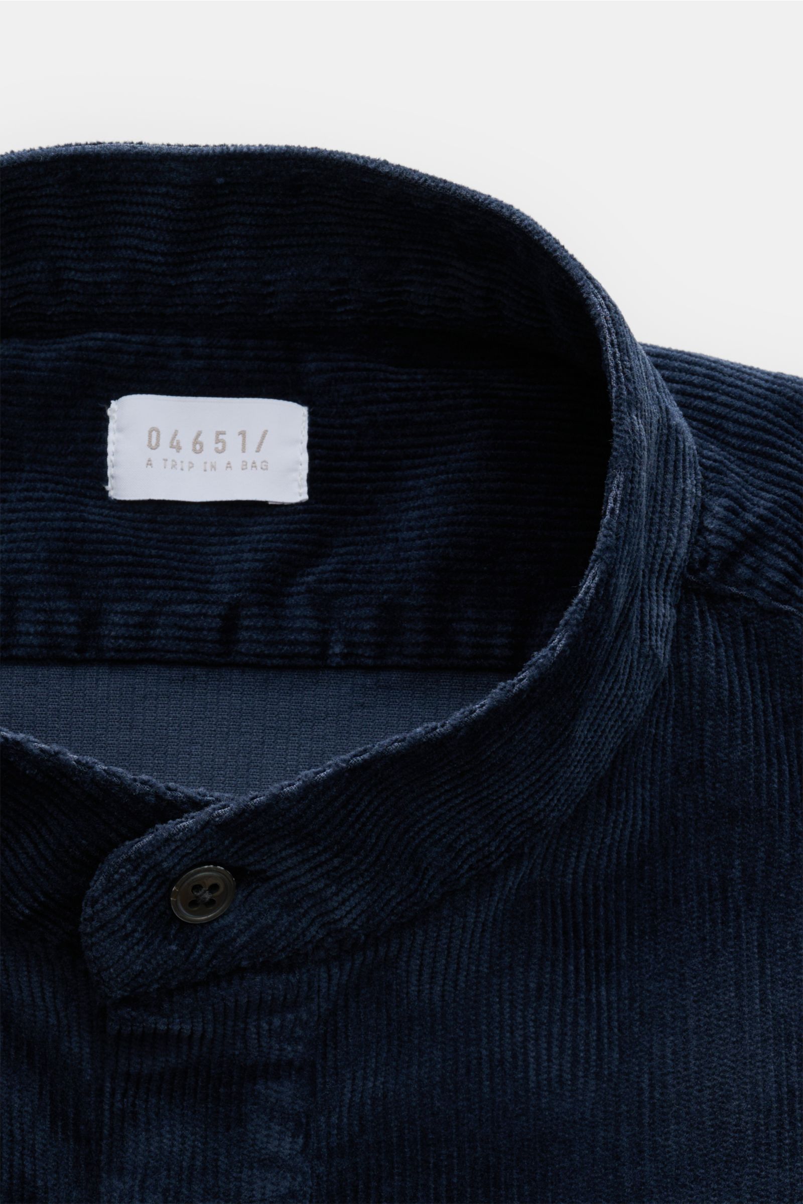 04651/ A trip in a bag Popover-Cordhemd Grandad-Kragen navy, Detailaufnahme von oben, weicher Cord mit Regular Fit, klassischer Sportmanschette.