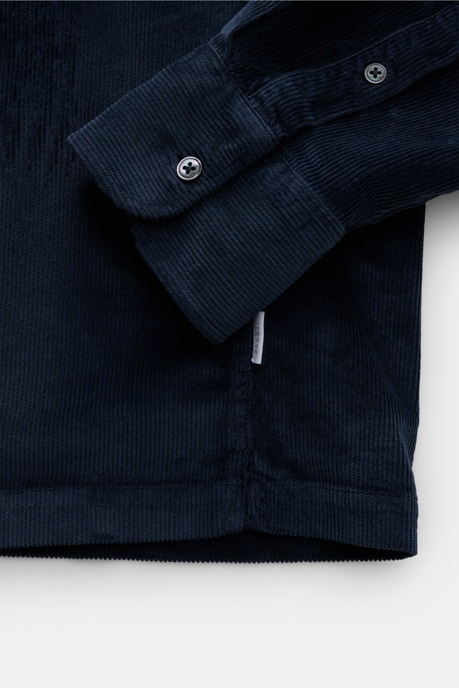 Detailaufnahme des navy 04651/ A trip in a bag Popover-Cordhemd Grandad-Kragen von unten, Fokus auf Ärmel mit Sportmanschette und geradem Saum.