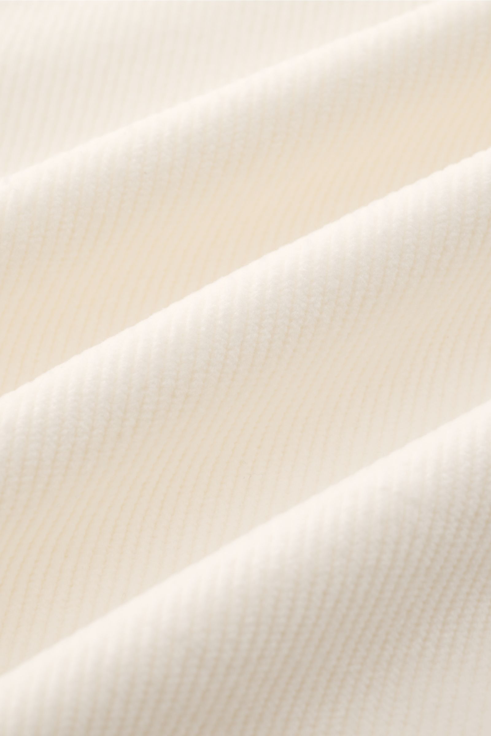 Cremefarbener Stoff mit feiner Cordstruktur, Detailaufnahme des 04651/ A trip in a bag Popover-Cordhemd Grandad-Kragen aus Baumwoll-Modal-Mix.