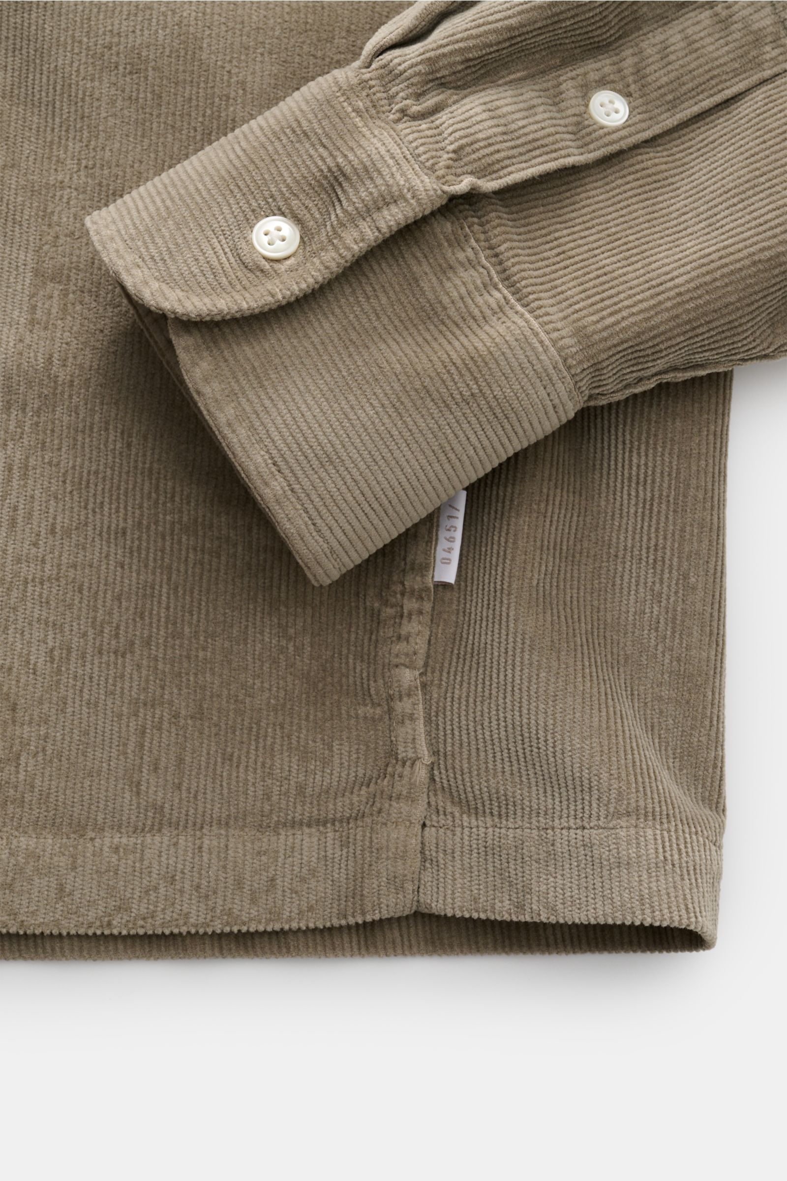 04651/ A trip in a bag Popover-Cordhemd Grandad-Kragen taupe, Detailaufnahme von Ärmel mit Knopf, weicher Cord, gerader Saum, Baumwolle und Modal.