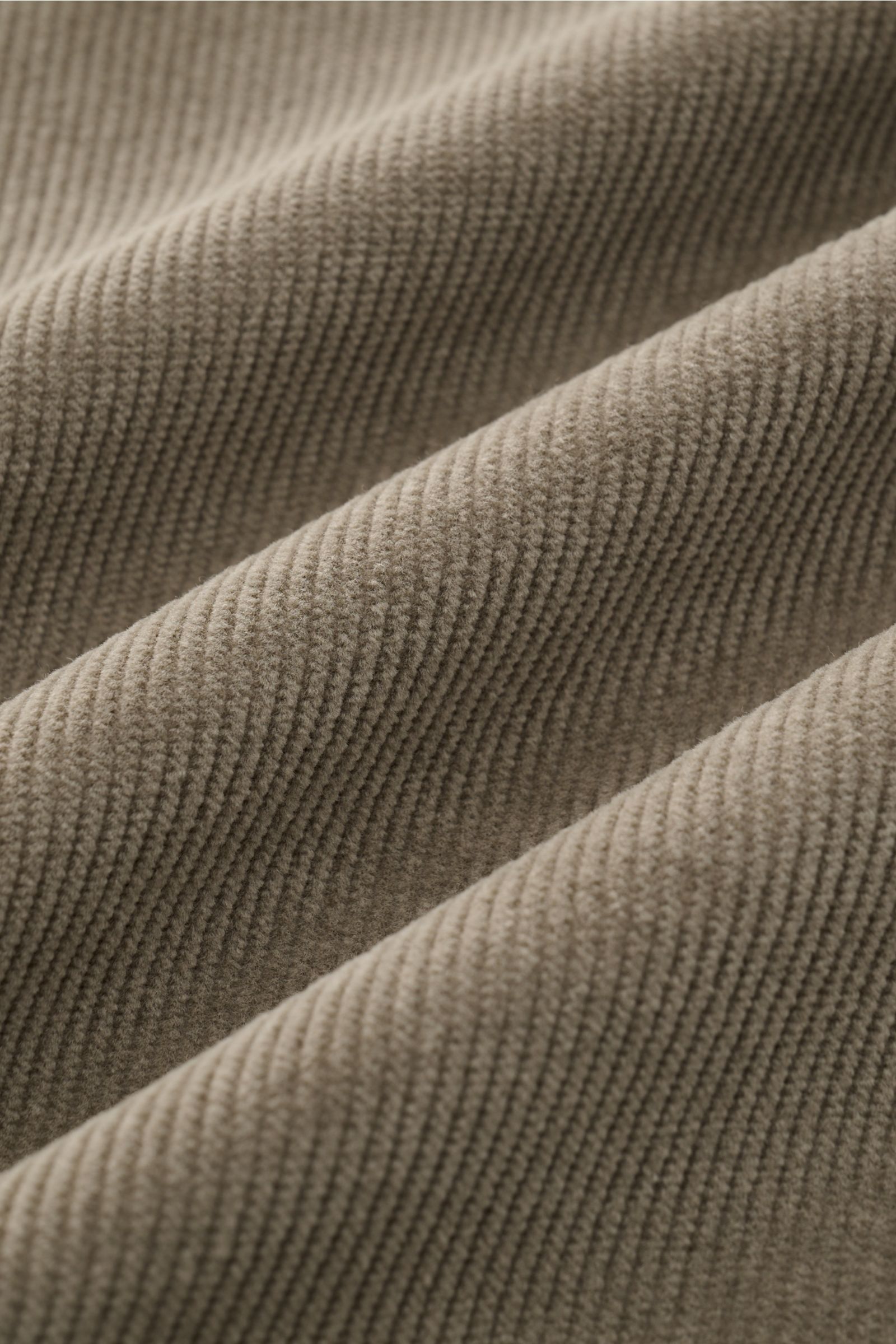 Nahaufnahme von taupefarbenem Cordstoff mit weichem Griff, Detail des 04651/ A trip in a bag Popover-Cordhemd Grandad-Kragen aus Baumwoll-Modal-Mix.