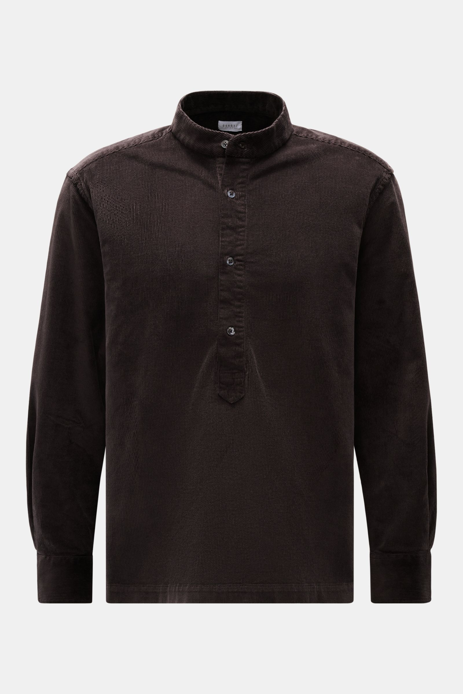 Frontale Aufnahme eines dunkelbraunen 04651/ A trip in a bag Popover-Cordhemd Grandad-Kragen mit Regular Fit, weichem Griff, geradem Saum und klassischer Sportmanschette.