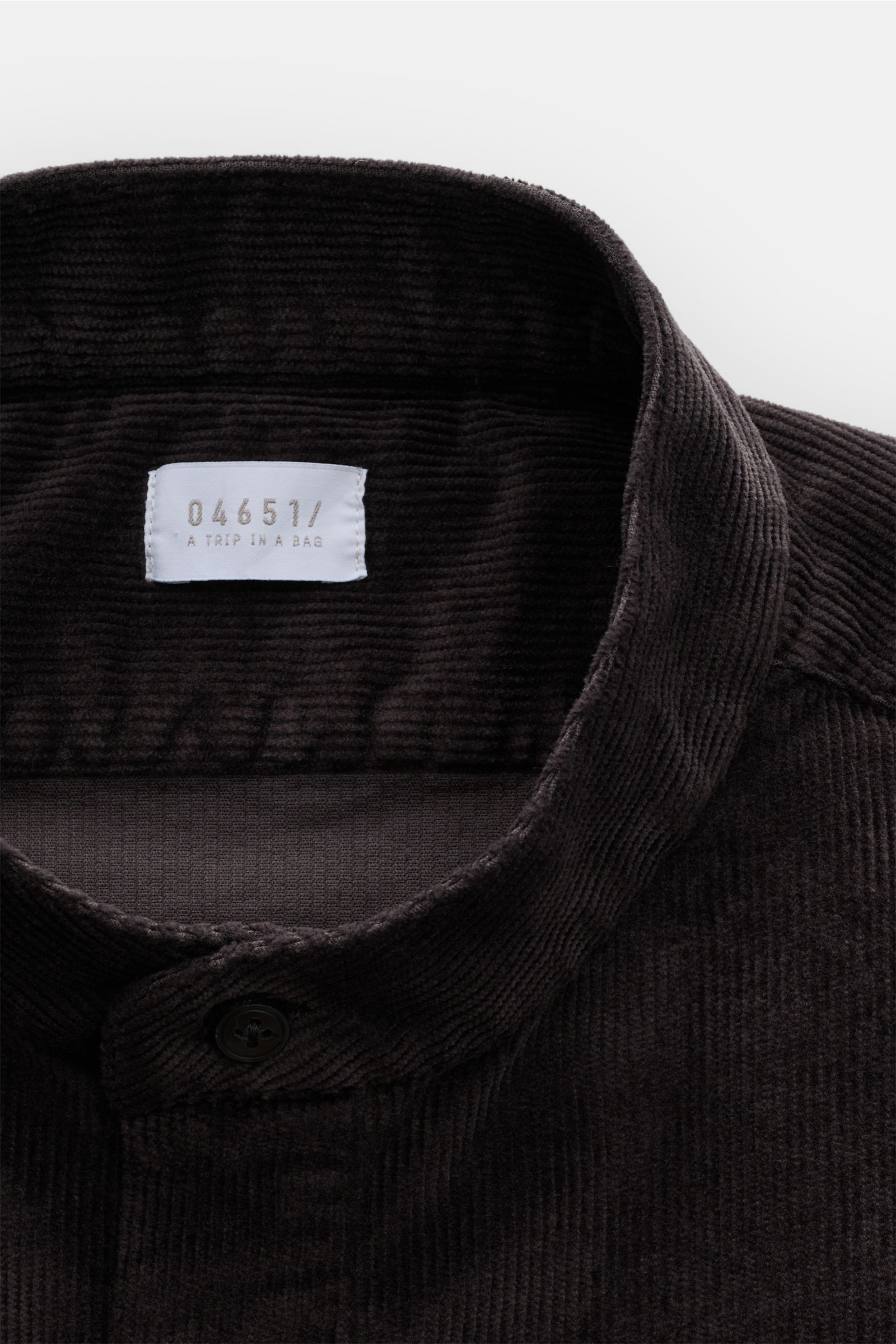 04651/ A trip in a bag Popover-Cordhemd Grandad-Kragen dunkelbraun, Nahaufnahme von oben, weicher Cord aus Baumwolle und Modal, Regular Fit, klassischer Saum.