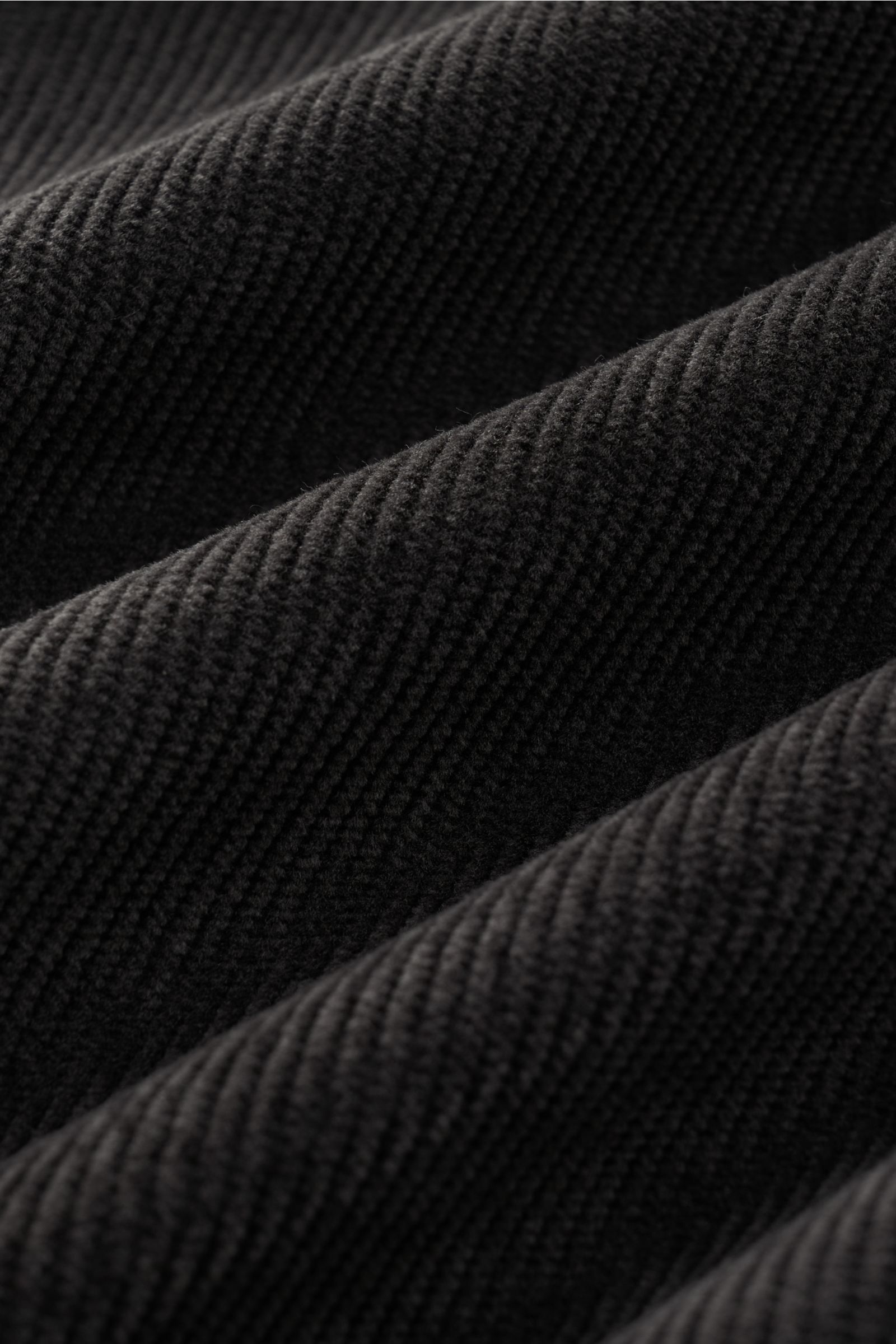 Dunkelbraunes Cordmuster in Nahaufnahme, Detailstruktur des weichen 04651/ A trip in a bag Popover-Cordhemd Grandad-Kragen.