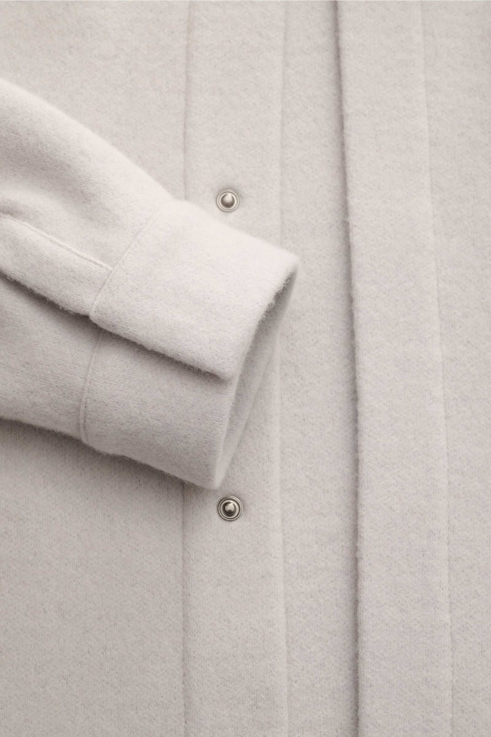 Close-up front view of the Kiefermann Overshirt 'Elijaz' hellgrau showing the sleeve cuff with snap button and front snap button placket, made of soft wool and high-quality microfiber jersey with a brushed, felted texture. Jersey aus Wolle und hoc
